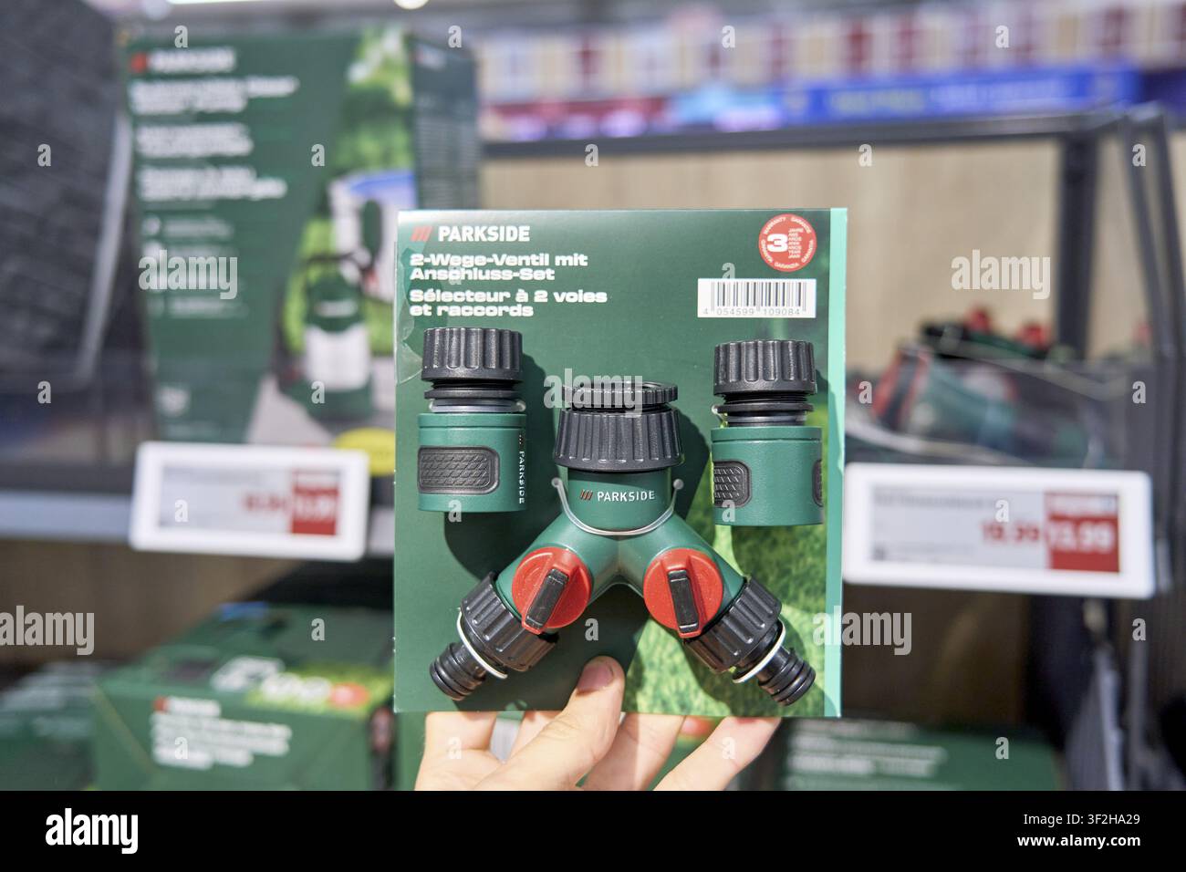 Valvola Parkside Y-way per tubi da giardino in confezione per la vendita al dettaglio sullo scaffale, Lidl discount di prodotti alimentari, prodotto di supermercato, nella Sassonia-Anhalt, Germania Foto Stock