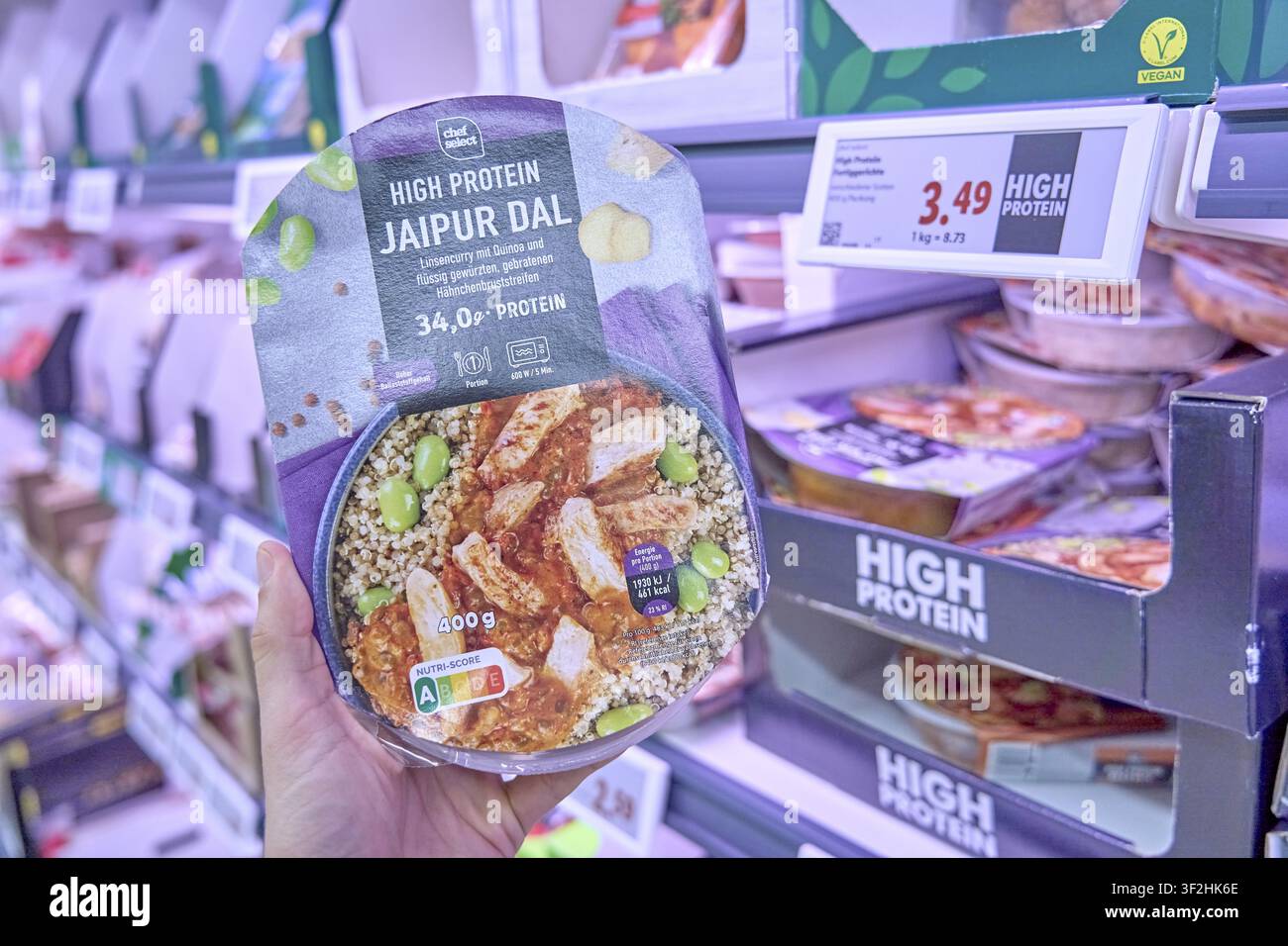 Cibi pronti dal negozio, dal Jaipur refrigerato ad alto contenuto proteico con alto contenuto di proteine di Chef Select nel supermercato, comprare cibi refrigerati, prod Foto Stock
