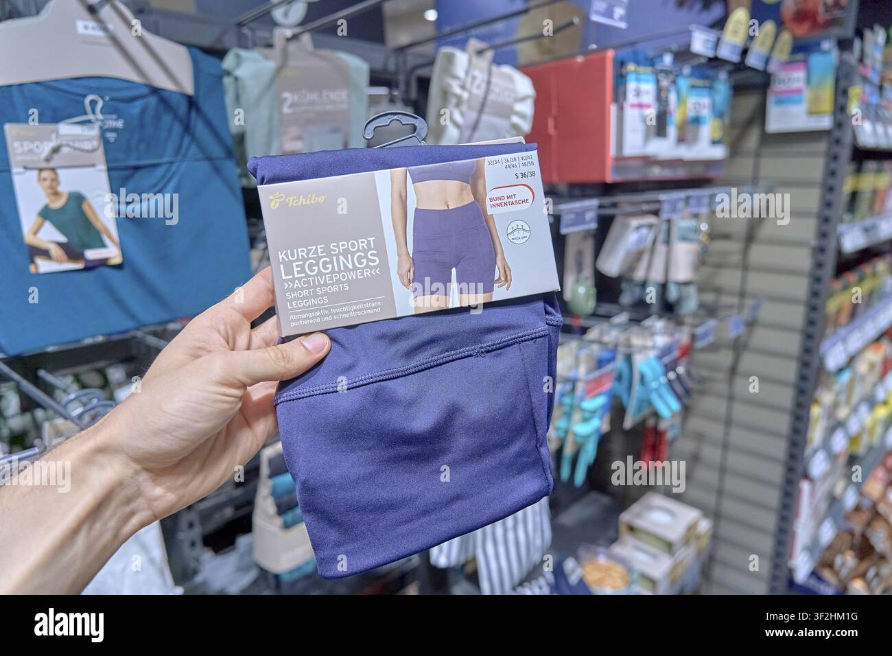Leggings sportivi viola corti nel negozio davanti a uno scaffale di abbigliamento sportivo, Chibo, shopping di prodotti, negozio Sussermarkt, Rewe, Germania Foto Stock