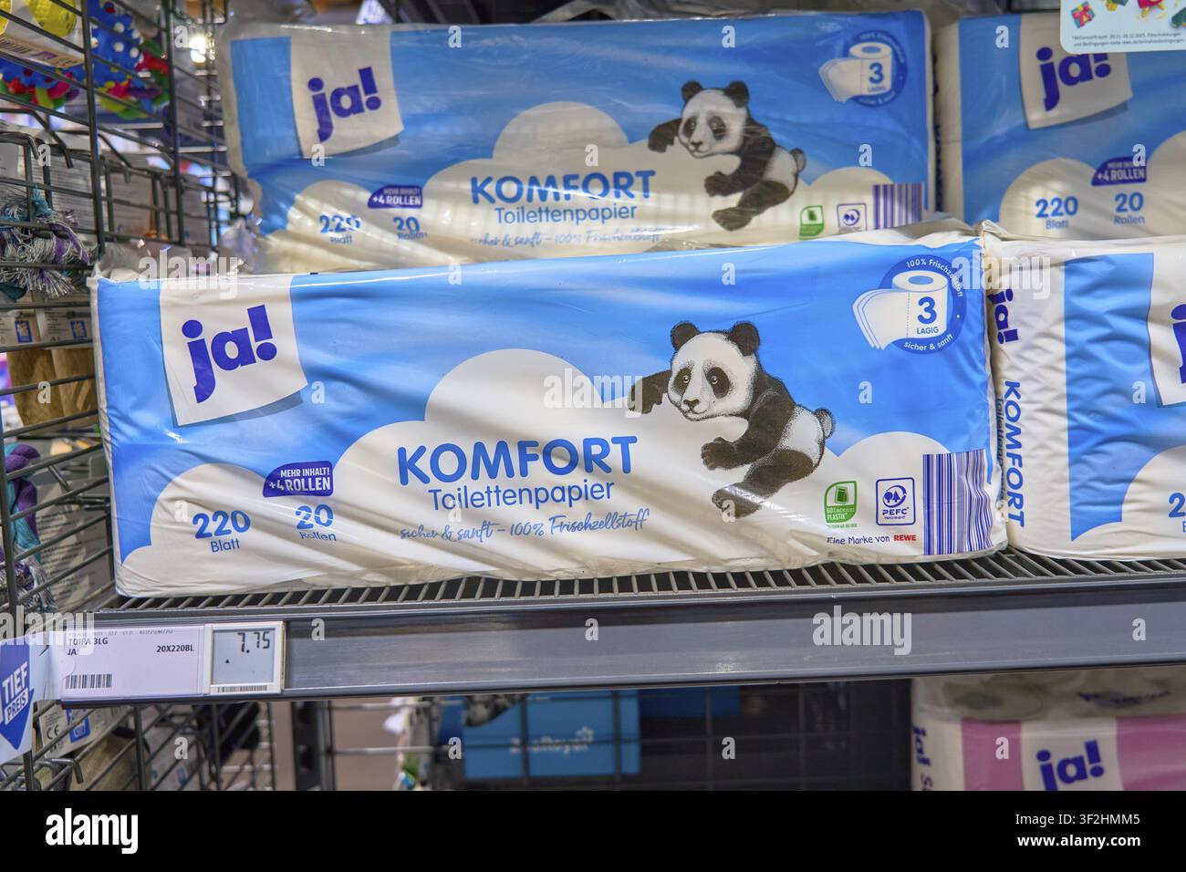 Panda su carta igienica blu confortevole del marchio Ja! con design a nuvole e logo, nel negozio Rewe Foto Stock