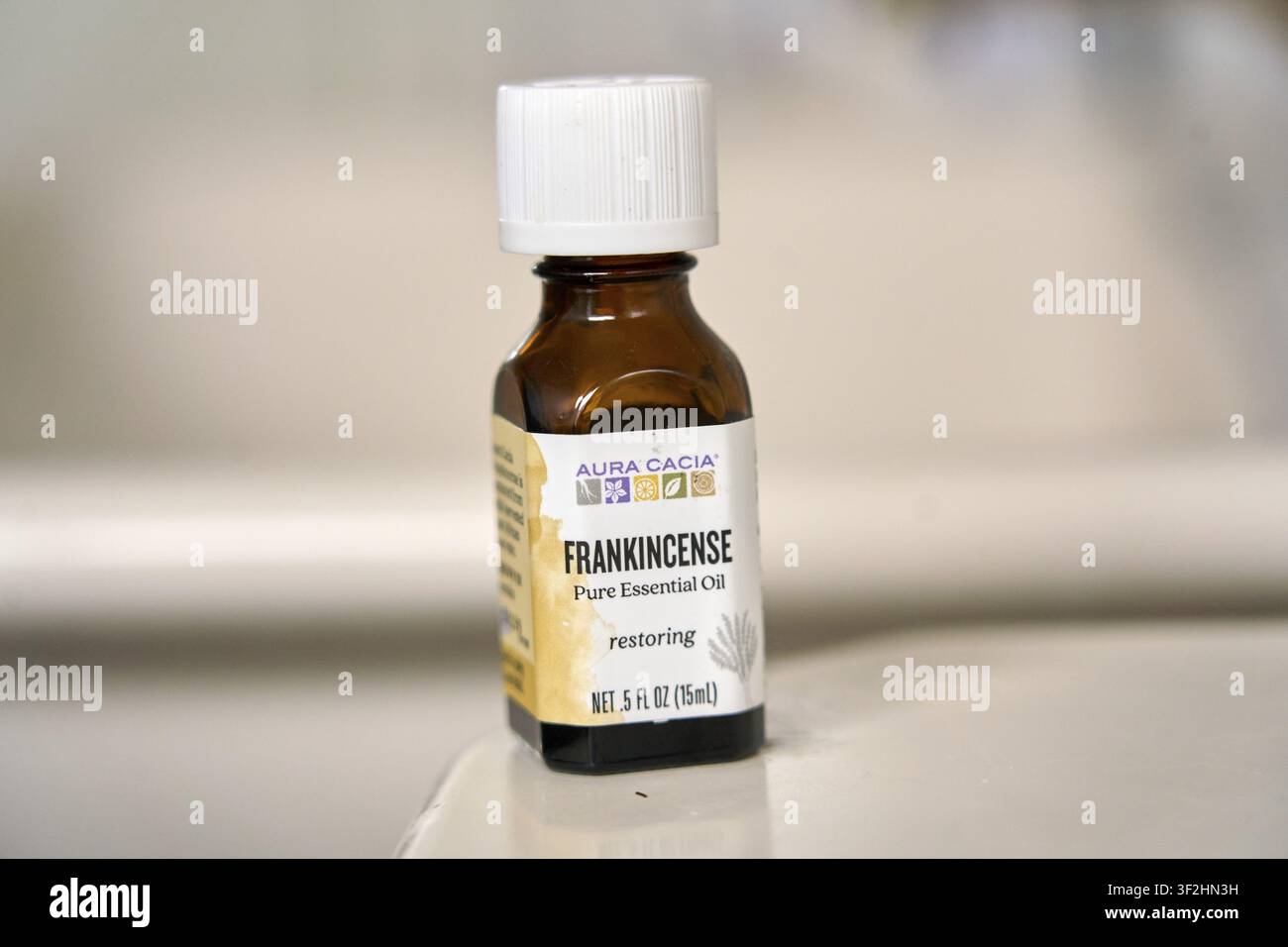 Bottiglia di Olio di Frankincense Aura Cacia su sfondo neutro, Olio profumato al Frankincense, Olio essenziale puro, Bottiglia di Olio essenziale Aura Cacia Foto Stock