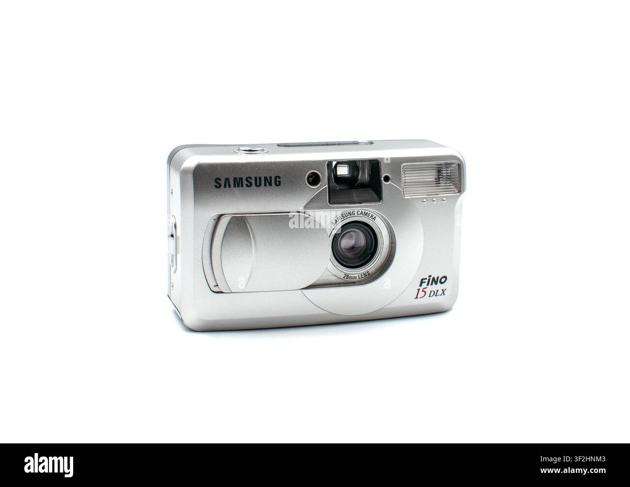 Una fotocamera argentata compatta a pellicola analogica 35 mm point-and-shoot isolata su uno sfondo bianco senza cuciture. Foto Stock