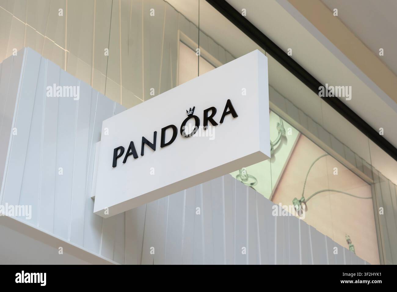 Insegna di un negozio di gioielli Pandora in un centro commerciale. Houston, Texas, USA. Foto Stock