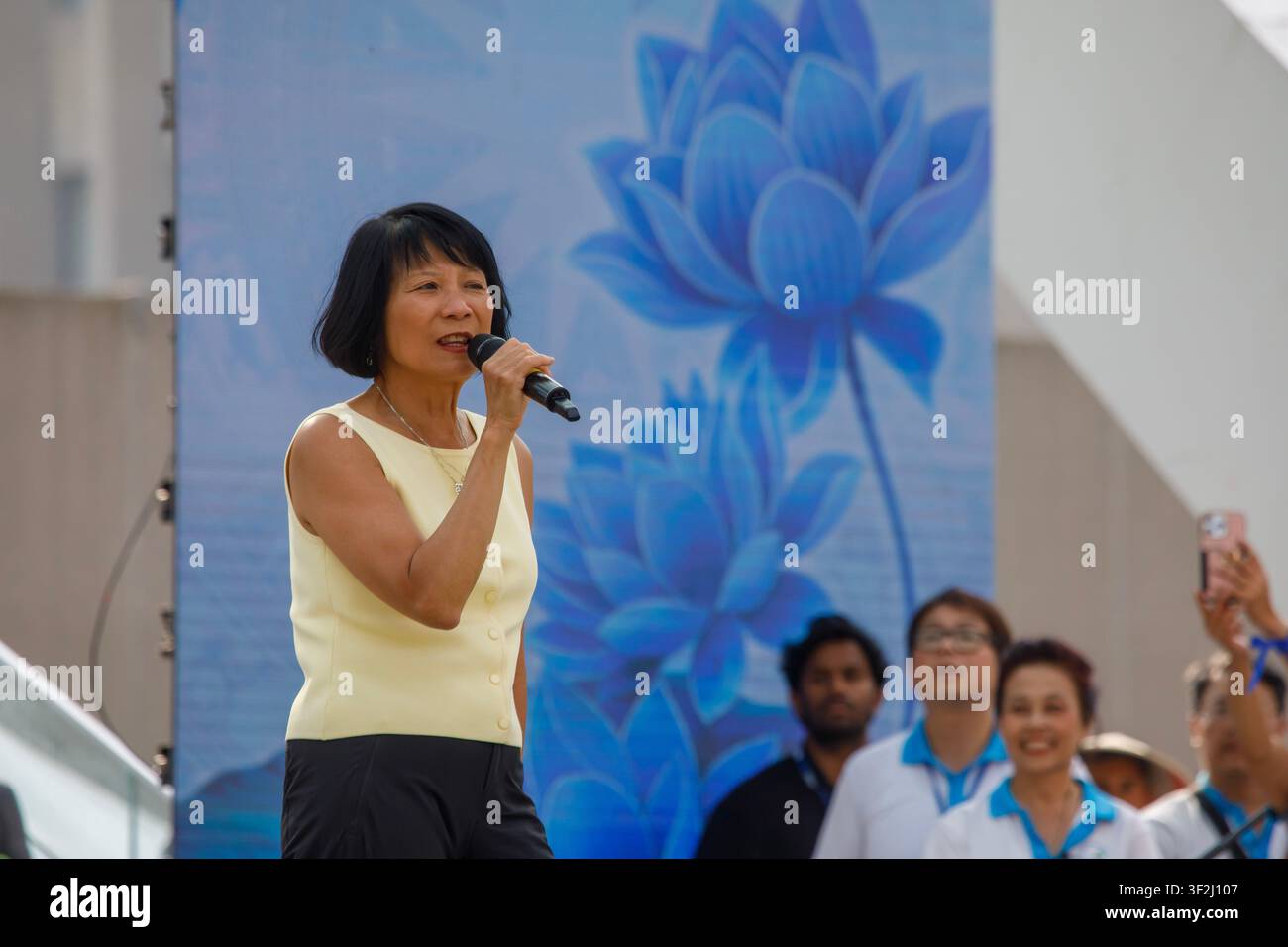 Toronto, Canada. 18 luglio 2026. Il sindaco di Toronto, Olivia Chow, si rivolge ai tifosi che seguono la partita della Coppa del Mondo tra Inghilterra e Francia in Piazza Nathan Phillips durante l'intervallo. Il sindaco ha anche attirato l'attenzione sul festival gastronomico "Taste of Vietnam" che si svolgeva anche in piazza in quel periodo. Credit: A Duan/Alamy Live News Foto Stock