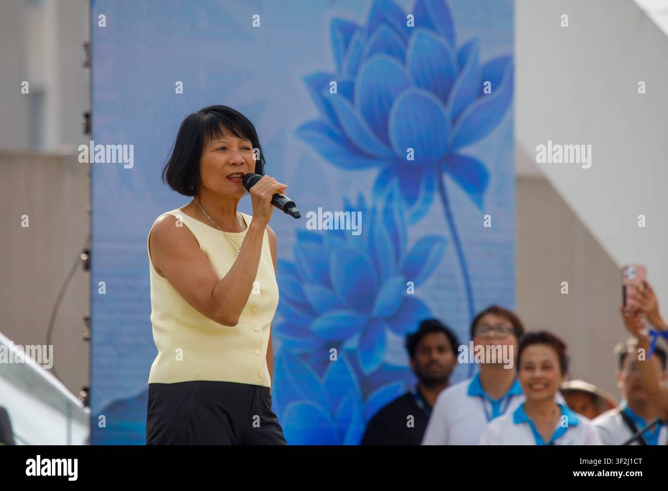 Toronto, Canada. 18 luglio 2026. La sindaca di Toronto, Olivia Chow, si rivolge ai tifosi che guardano la partita della Coppa del Mondo tra Inghilterra e Francia in piazza Nathan Phillips durante l’intervallo. La sindaca ha anche attirato l’attenzione sul festival gastronomico „Taste of Vietnam“ che si svolgeva anche nella piazza in quel periodo. (Foto di Albert Duan/Sipa USA) Credit: Sipa USA/Alamy Live News Foto Stock