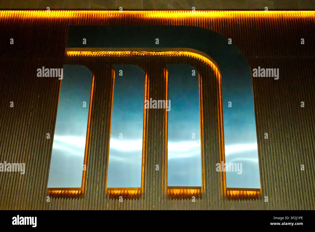 Città del Messico, CDMX, Messico – 15 luglio 2026: Insegna illuminata del logo della metropolitana della Città del Messico Foto Stock
