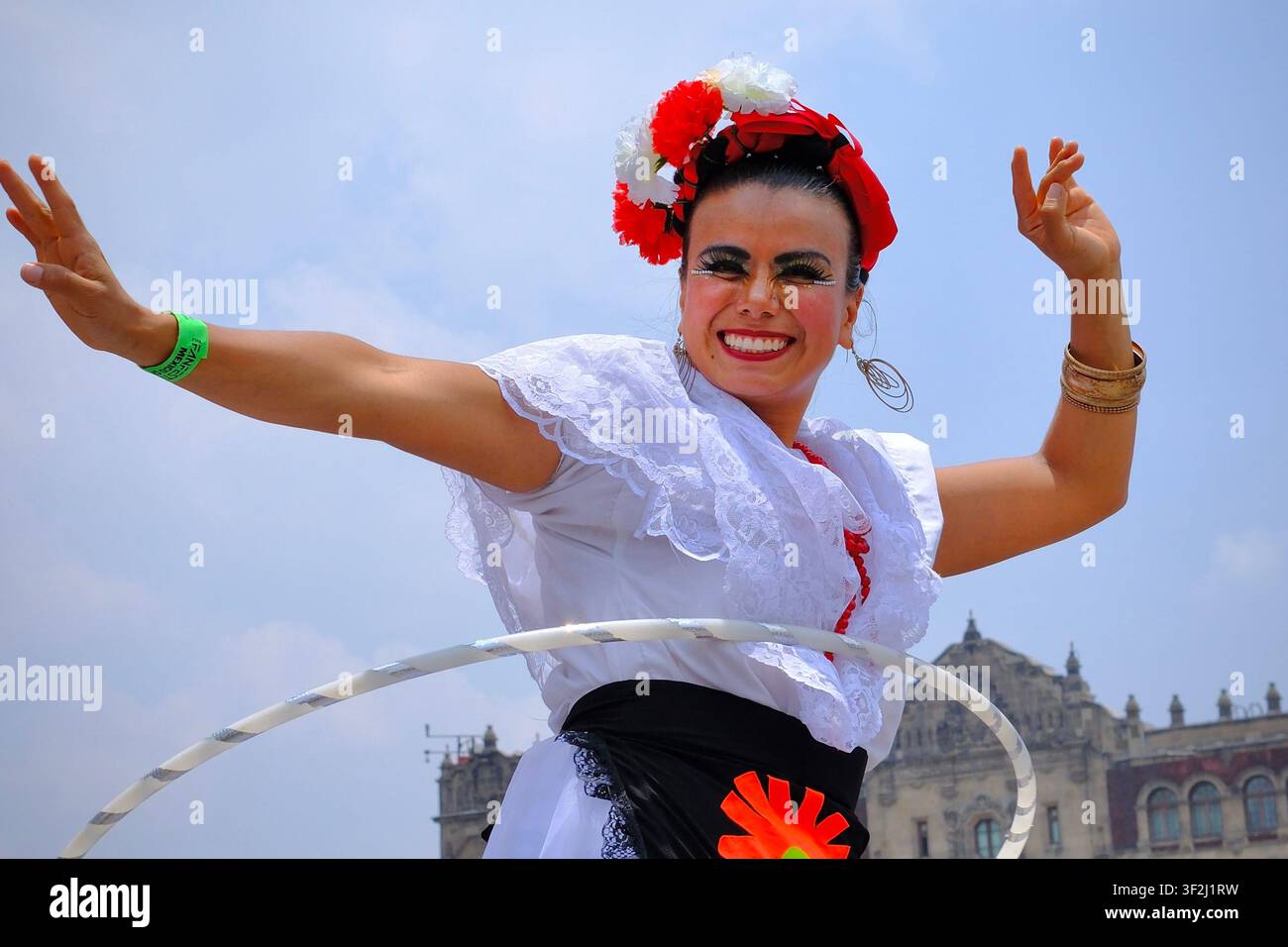 Città del Messico, CDMX, Messico – 15 luglio 2026: Danzatore messicano tradizionale con cerchio di hula hoop al Fanfest Foto Stock