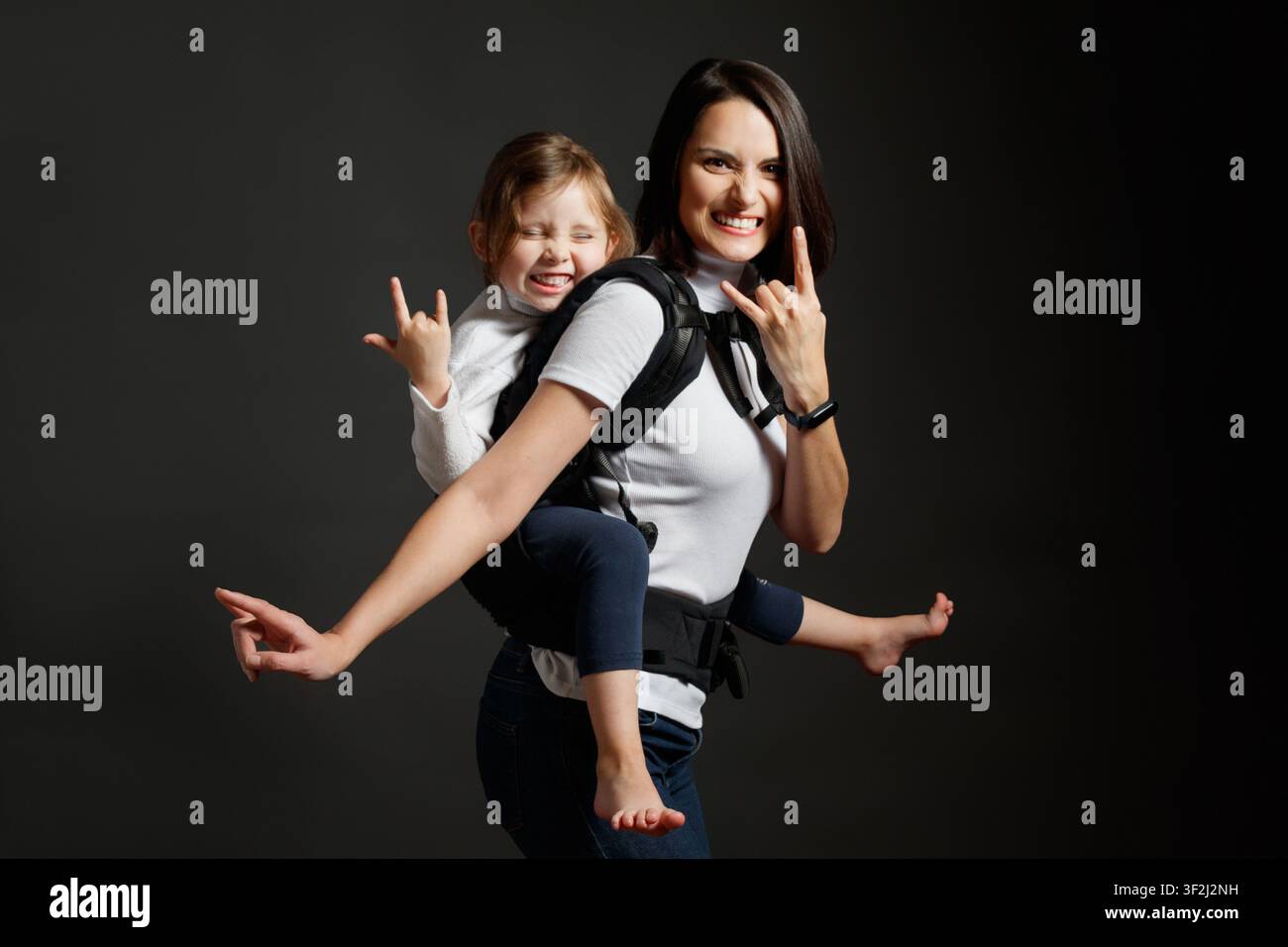 Madre e figlia che fanno il segno del rock Foto Stock