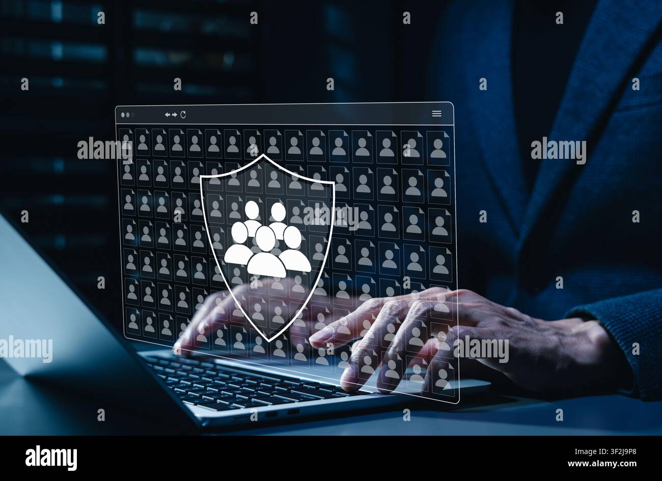 Concetto di protezione dei dati dei clienti e gestione della privacy. scudo sopra i profili utente, database clienti sicuro, controllo degli accessi, sicurezza dell'identità, GDPR Foto Stock
