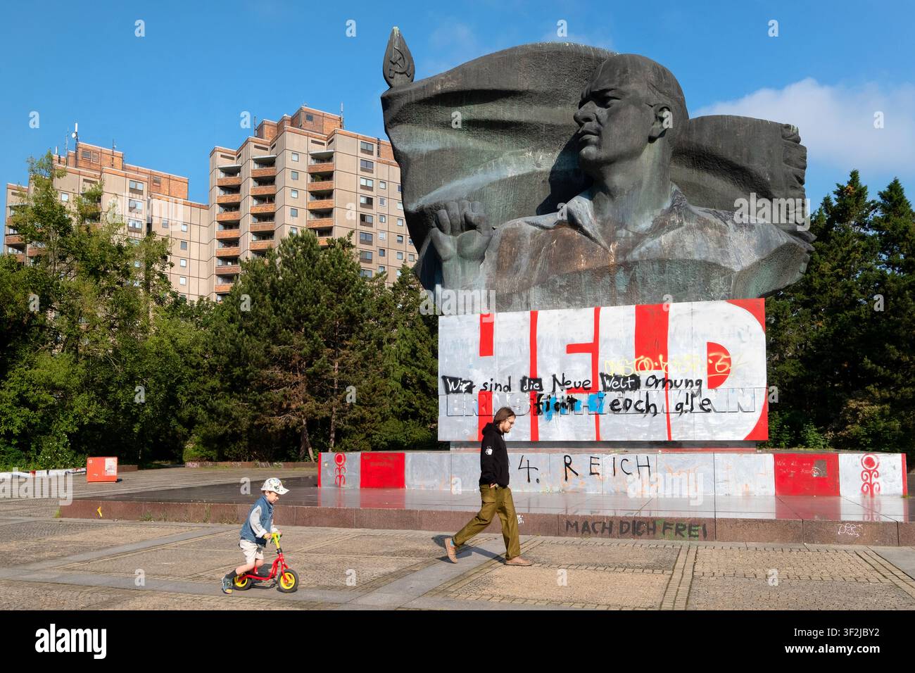 Monumento del memoriale di Ernst-Thälmann con graffiti e la parola Held (Hero), Parco Ernst-Thälmann, quartiere di Prenzlauer Berg, Berlino, Germania, Europa Foto Stock