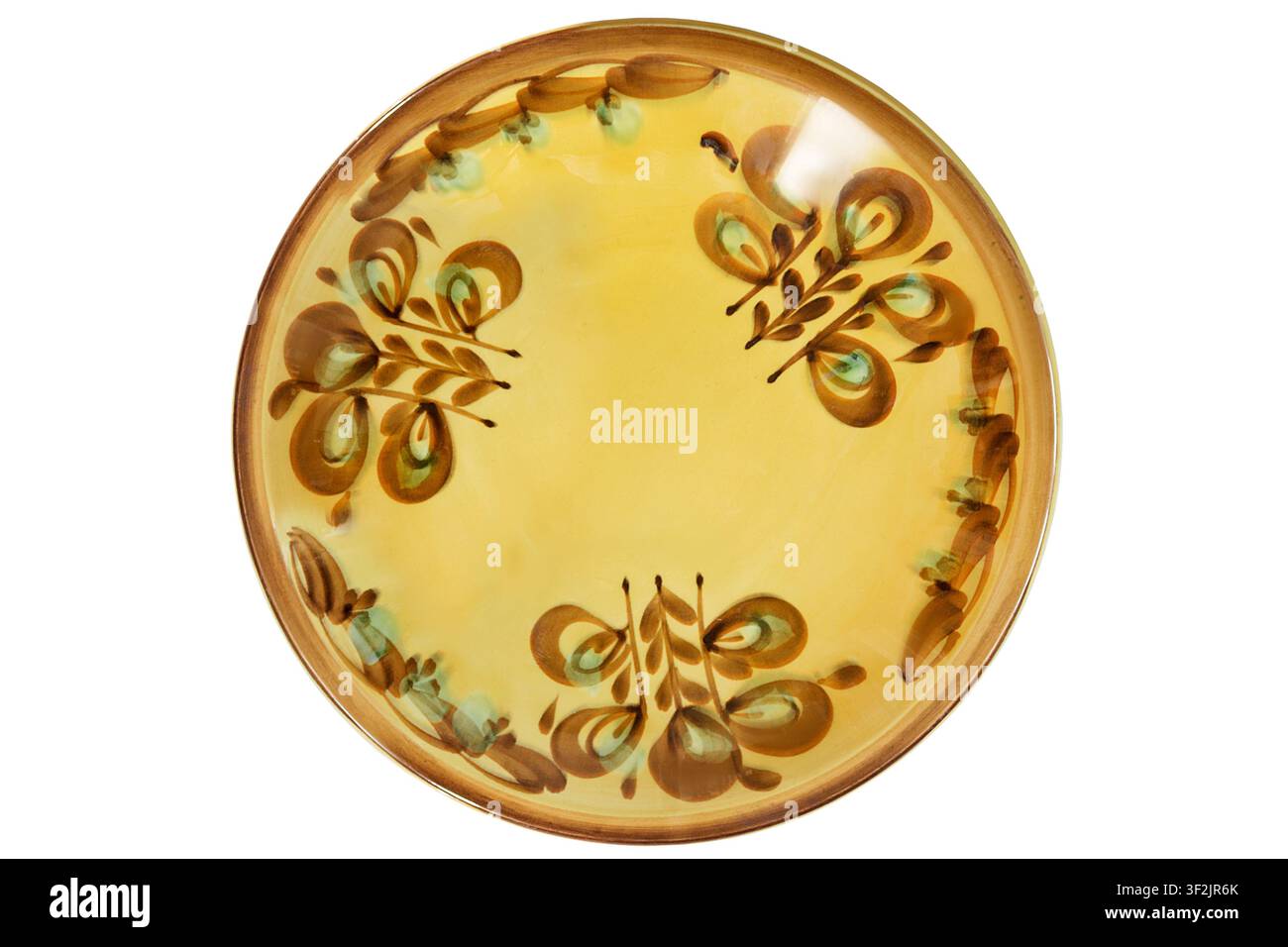 Grande piatto in ceramica dipinto di giallo isolato su sfondo bianco Foto Stock