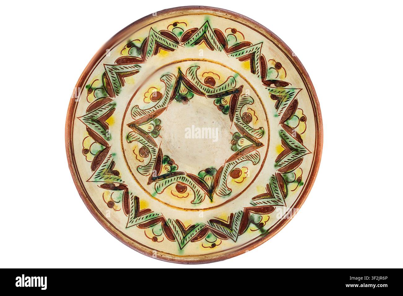 Grande piatto artigianale in ceramica dipinto isolato su sfondo bianco Foto Stock