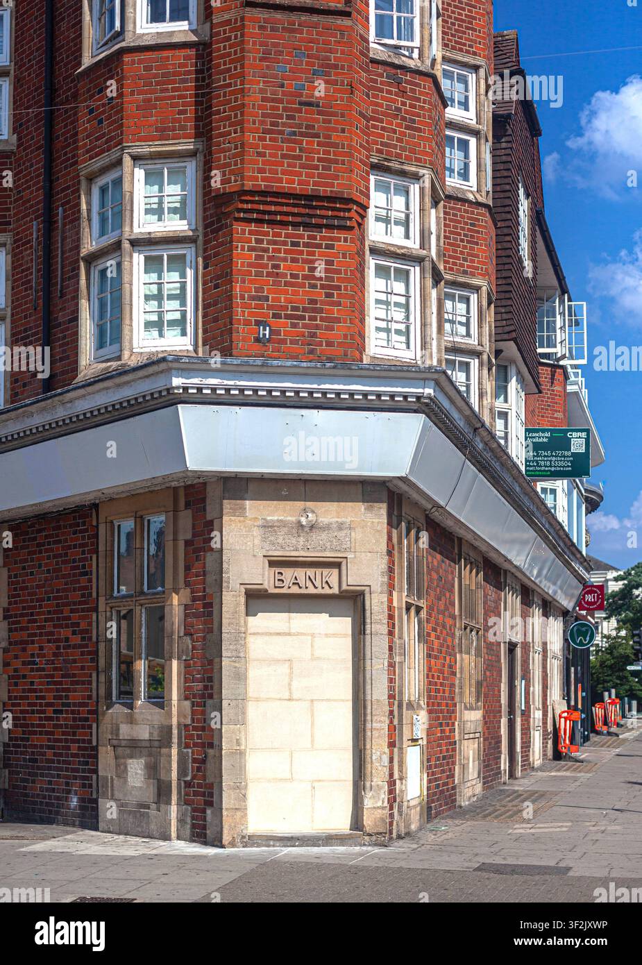 Ingresso murato con un cartello "banca", Golders Green, Londra, Inghilterra, Regno Unito. Foto Stock