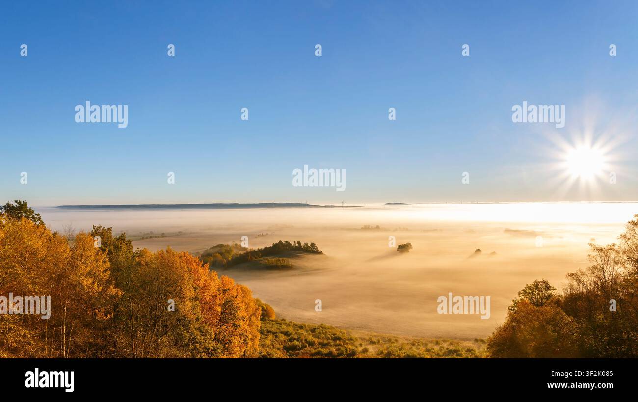 Vista panoramica di un paesaggio autunnale con nebbia in un paesaggio rurale Foto Stock