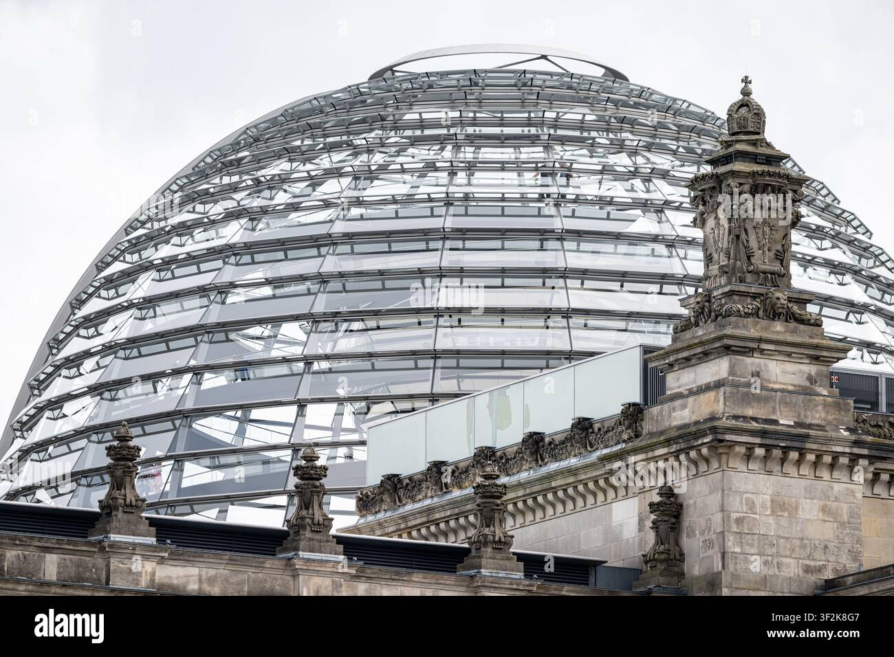 Berlino, Germania. 19 luglio 2026. La cupola dell'edificio del Reichstag, sede del Bundestag tedesco. Credit: Fabian Sommer/dpa/Alamy Live News Foto Stock