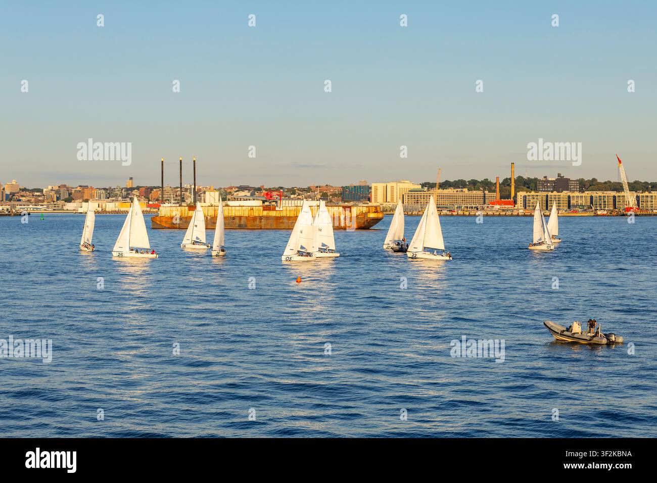 New York, USA - 10.09.2026: Barche a vela a tre persone in allenamento nella baia di Hudson, New York Foto Stock