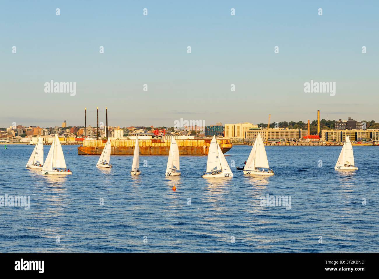 New York, USA - 10.09.2026: Barche a vela a tre persone in allenamento nella baia di Hudson, New York Foto Stock