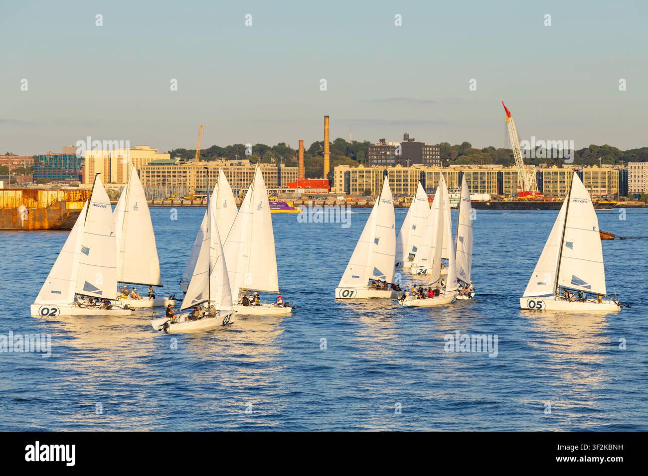 New York, USA - 10.09.2026: Barche a vela a tre persone in allenamento nella baia di Hudson, New York Foto Stock