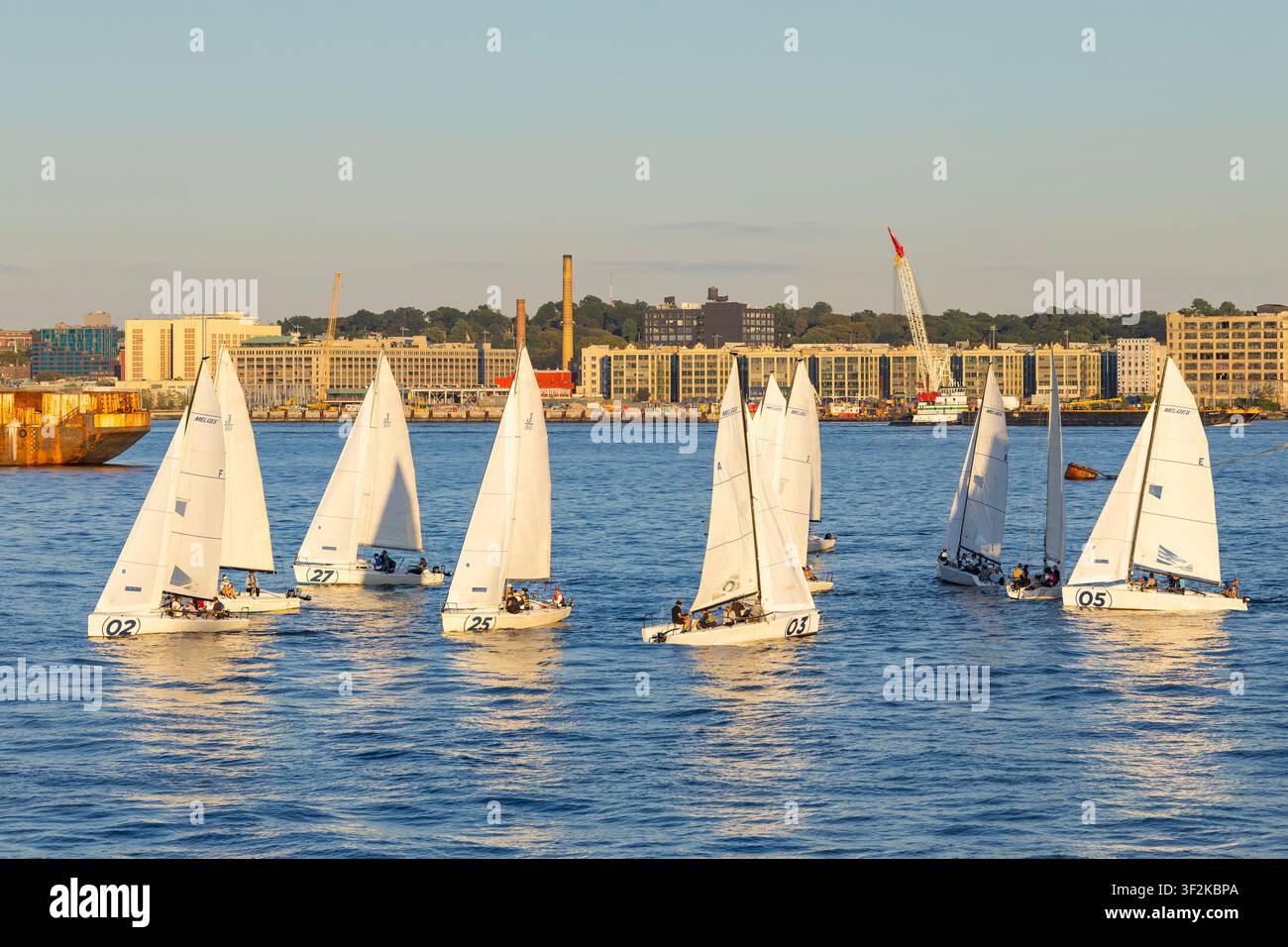 New York, USA - 10.09.2026: Barche a vela a tre persone in allenamento nella baia di Hudson, New York Foto Stock