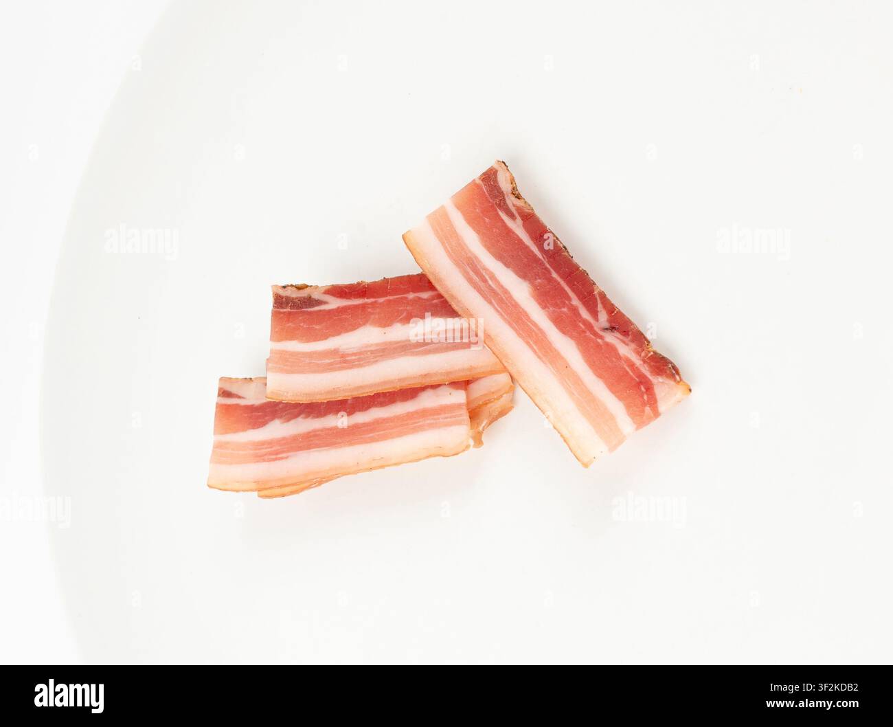 Maiale carbonara affumicato isolato, fette di pancetta affumicata cruda, fette di brisket striate, pancetta fresca affettata sottile su sfondo bianco, vista dall'alto Foto Stock