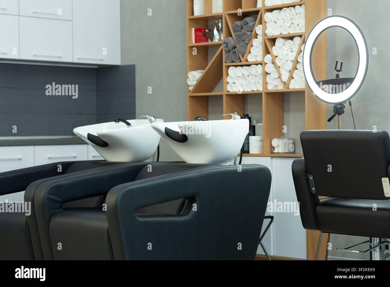 Sedie per lavare i capelli nel barbershop e anello di luce Foto Stock
