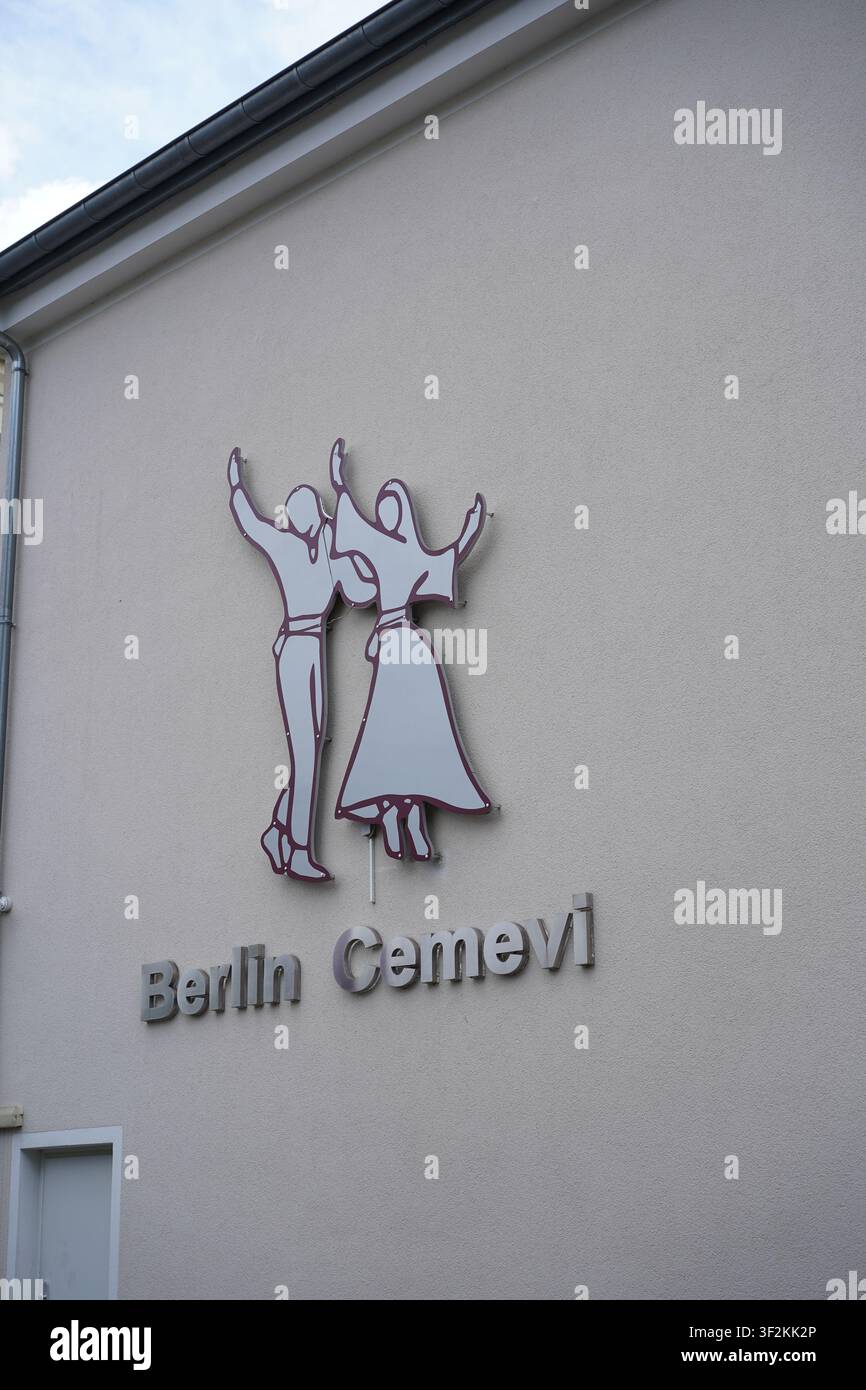 Berlino, Germania - 19 luglio 2026: Parete esterna con il logo Berlin Cemevi e la scritta del centro comunitario Alevi a Kreuzberg. Foto Stock