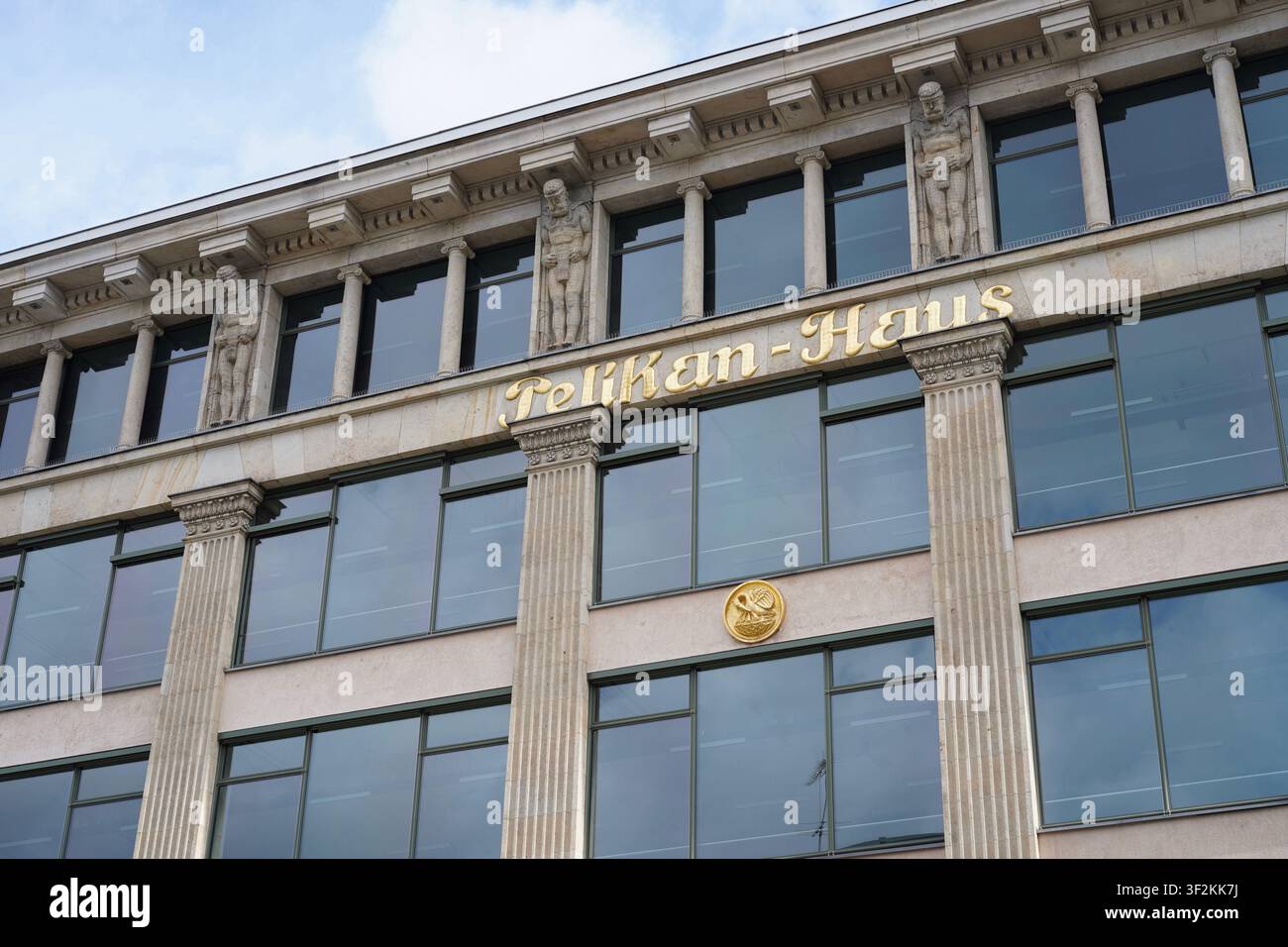 Berlino, Germania – 19 luglio 2026: Dettaglio della facciata con scritta ed emblema del pellicano della storica Pelikan-Haus in Ritterstraße a Kreuzberg. Foto Stock