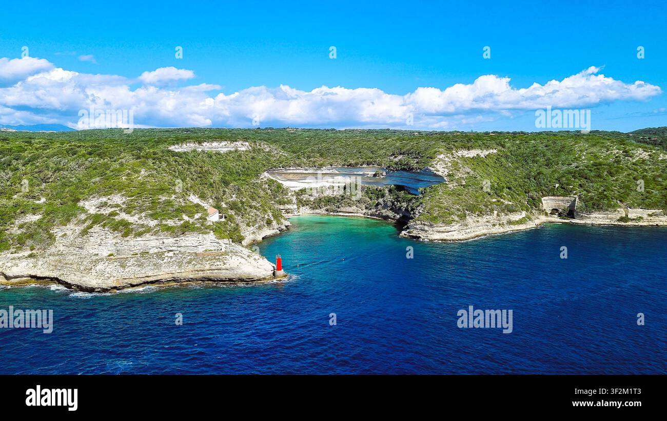 Vista panoramica della pittoresca baia di Bonifacio sull'isola della Corsica, Francia Foto Stock