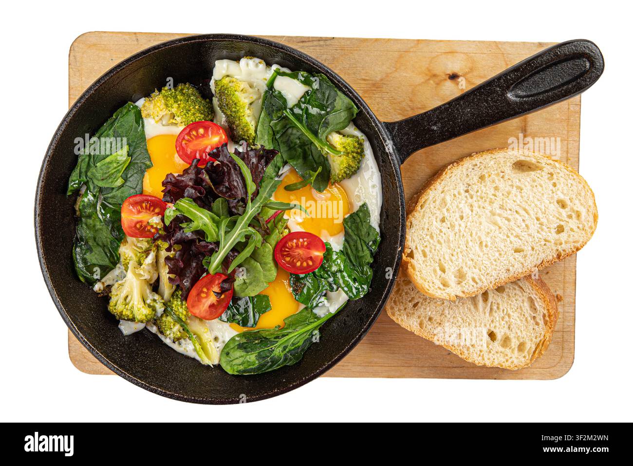 Uova fritte con broccoli e spinaci isolati Foto Stock