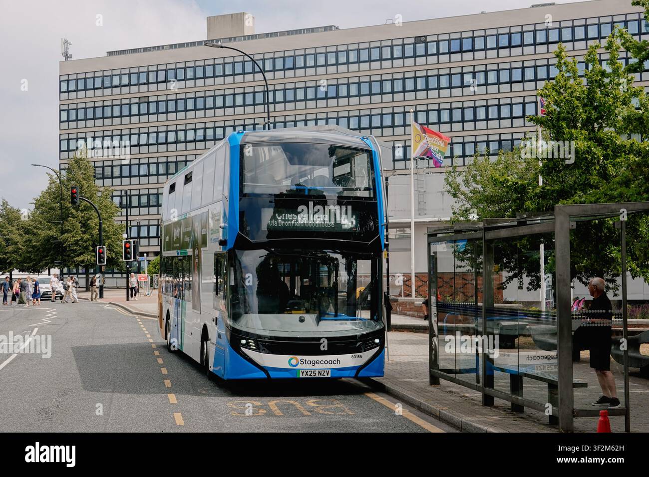 Un autobus a due piani Stagecoach della linea 43 diretto a Chesterfield, parcheggiato a una fermata dell'autobus su Flat Street nel centro città di Sheffield, South Yorkshire, Inghilterra, Regno Unito. Foto Stock
