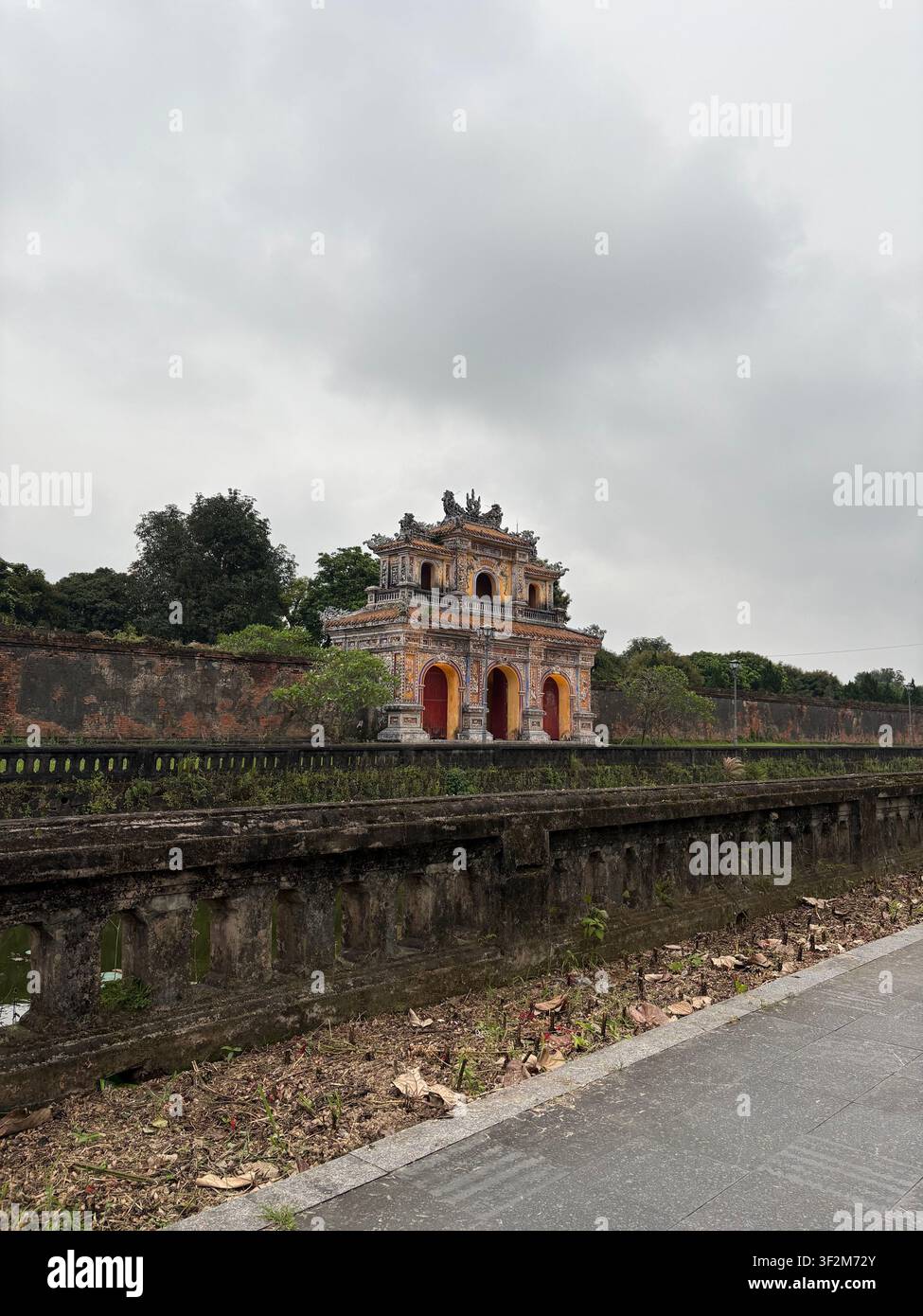 5 aprile 2025, Huê, Vietnam - Porta imperiale ornata della Cittadella di Huê, sito UNESCO, lungo la ferrovia, quartiere di Phu Xuan, Vietnam centrale. - Immagine stock catturata con smartphone