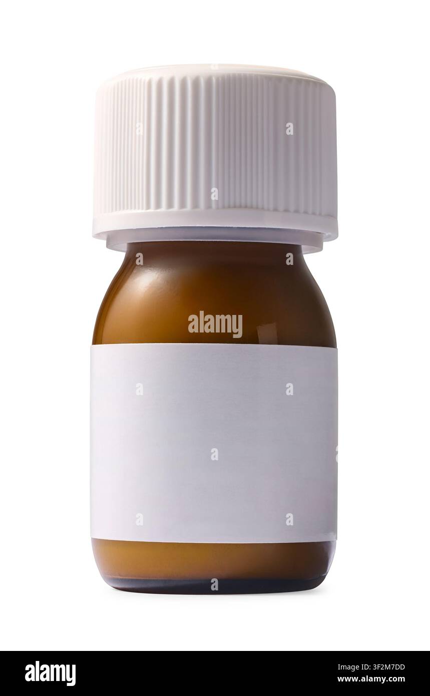 fiaschetta di medicina in vetro marrone isolata su sfondo bianco, modello mock-up etichetta vuota e tappo di plastica scanalato contenitore farmaceutico, vista laterale Foto Stock
