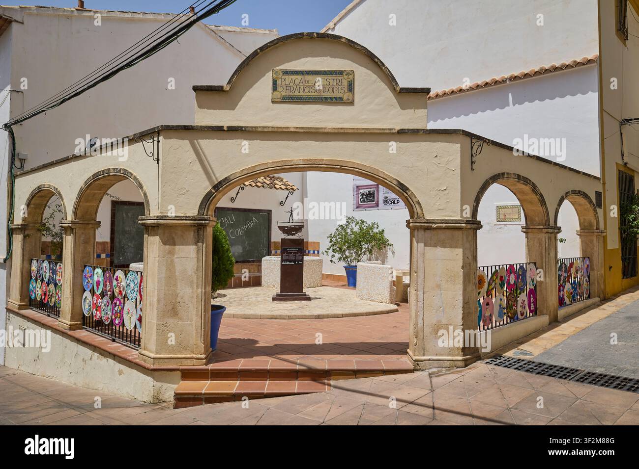 Piazza storica con archi e architettura tradizionale. Calpe, Spagna - 11 luglio 2026. Foto Stock