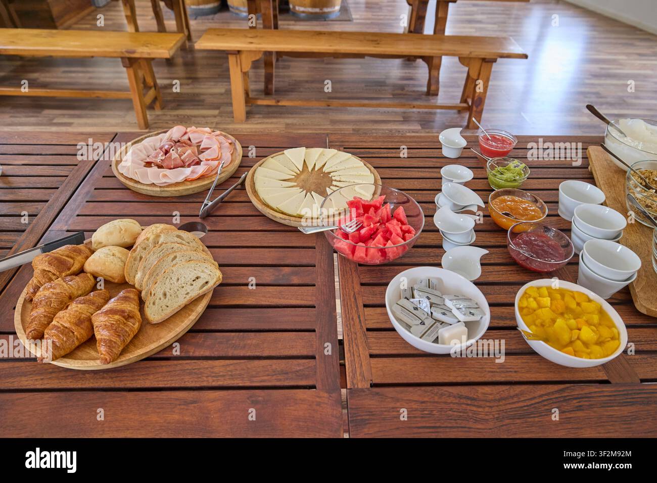 Colazione continentale con pasticcini, frutta e formaggio su tavolo di legno. Foto Stock