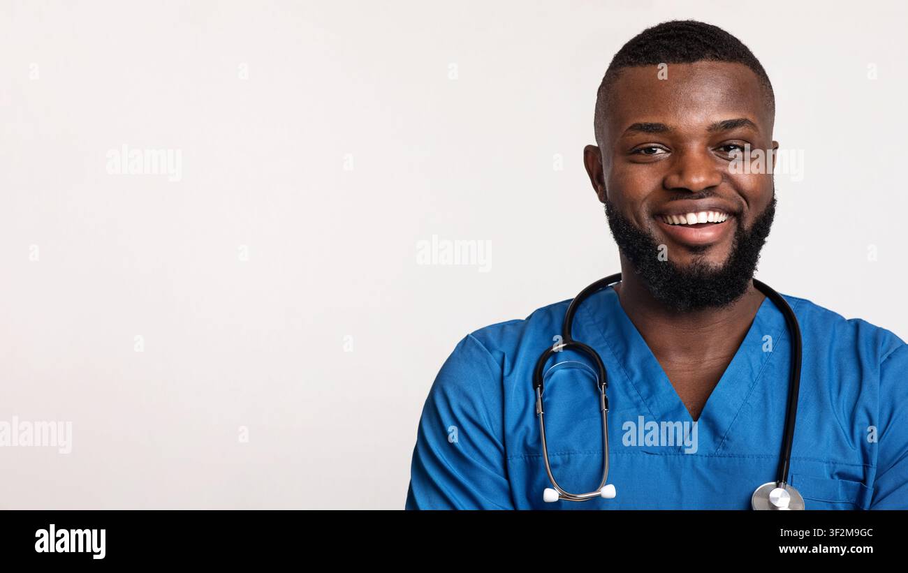 Primo piano ritratto di sorridente medico afro-americano Foto Stock
