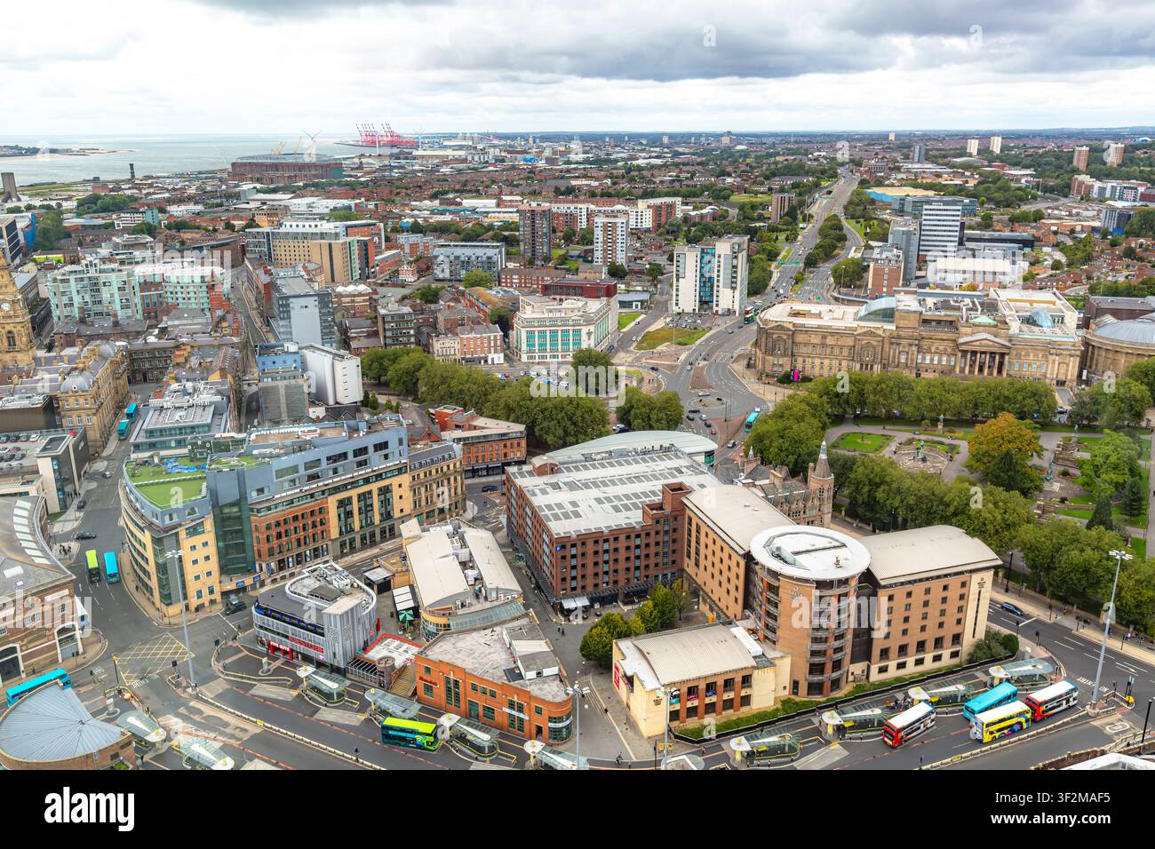 Vista aerea del paesaggio urbano di Liverpool, che mostra un'architettura mista e spazi verdi. Edifici moderni e storici si fondono vicino al lungomare. Strade e veicoli Foto Stock