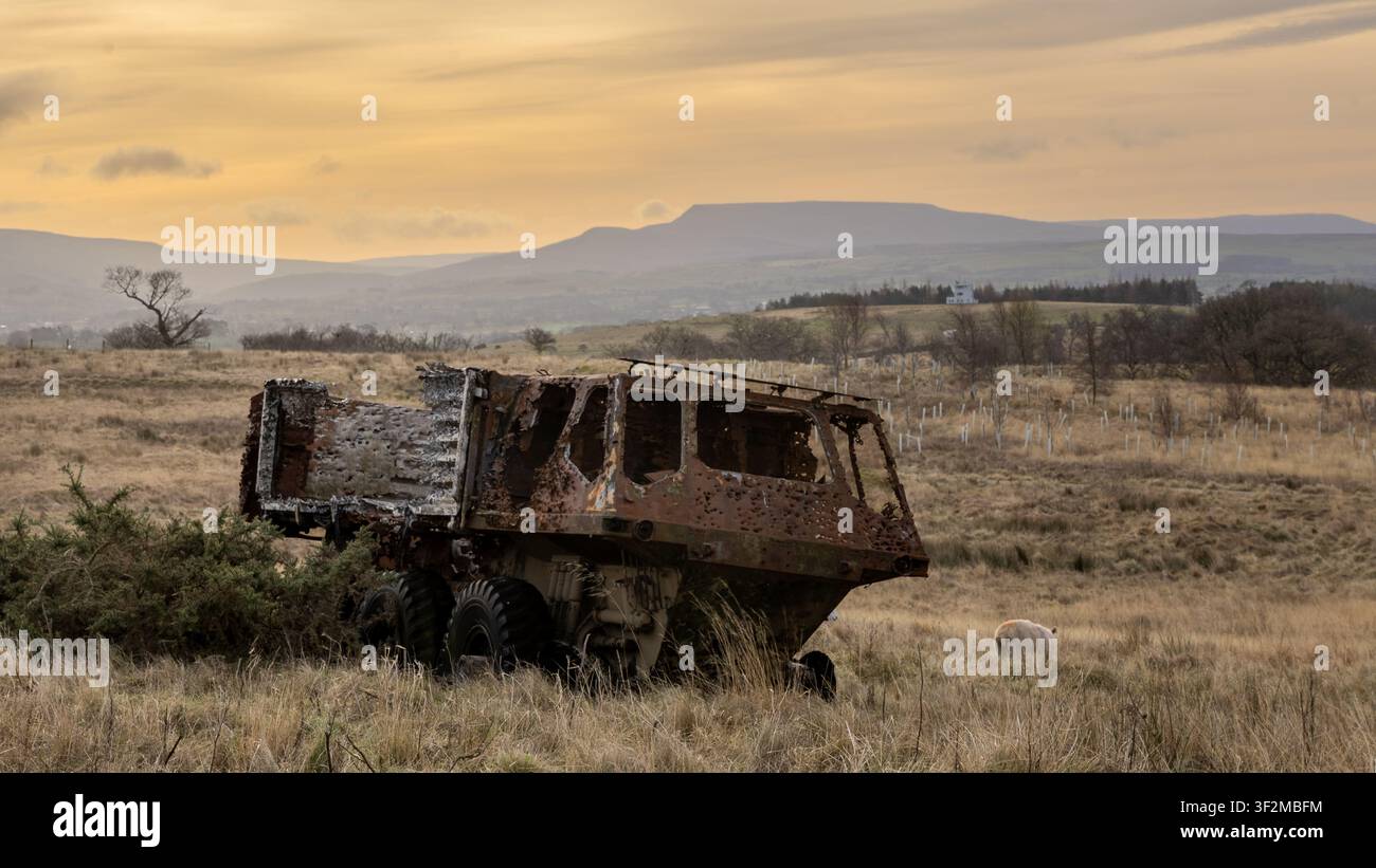 Un portatore di carico ad alta mobilità Alvis Stalwart dell'esercito britannico pesantemente corrotto e crivellato di proiettili, lasciato a marcire nel poligono di tiro di Warcop sulle Pennine. Foto Stock