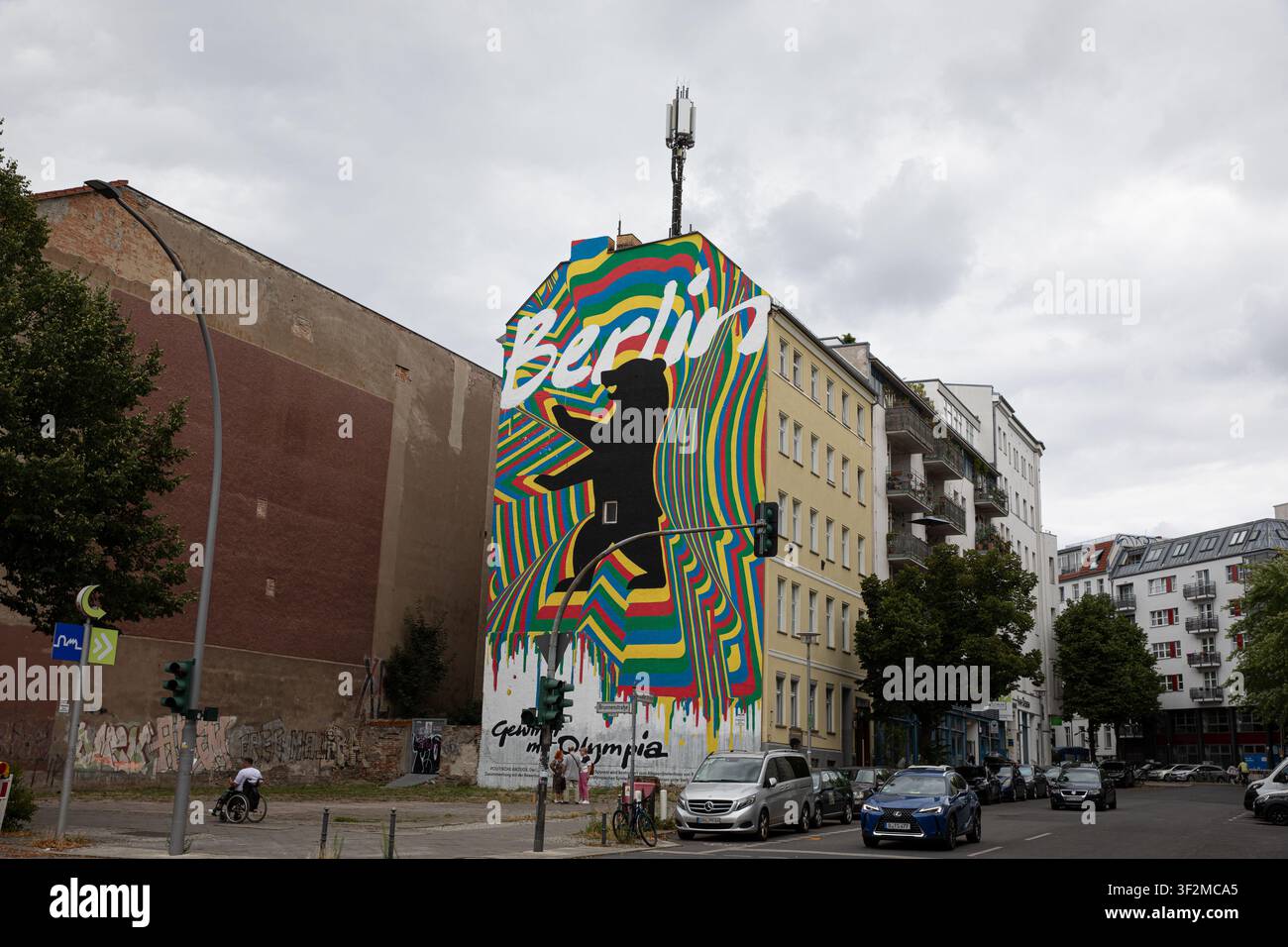 Berlino, Berlino, Germania. 19 luglio 2026. Un grande murale che promuove la candidatura di Berlino per ospitare i Giochi Olimpici e Paralimpici è visibile sul lato di un edificio residenziale la domenica 19 luglio 2026 a Berlino, Germania. (Credit Image: © Michael Kuenne/PRESSCOV via ZUMA Press Wire) USO EDITORIALE SOLO! Non per USO COMMERCIALE! Foto Stock