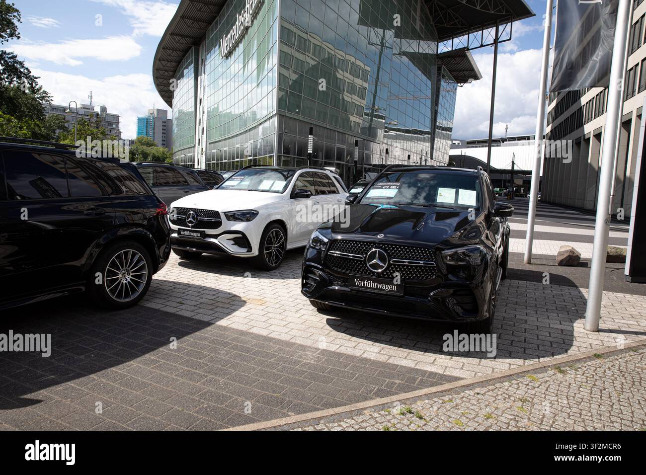 Berlin, Berlino, Germania. 19 luglio 2026. Un concessionario Mercedes-Benz è visto domenica 19 luglio 2026 a Berlino, in Germania. Mercedes-Benz è uno dei più grandi produttori di automobili della Germania, con una vasta rete di vendita al dettaglio e assistenza che serve i clienti in Germania e nei mercati internazionali. (Credito immagine: © Michael Kuenne/PRESSCOV tramite ZUMA Press Wire) USO EDITORIALE SOLO! Non per USO COMMERCIALE! Foto Stock