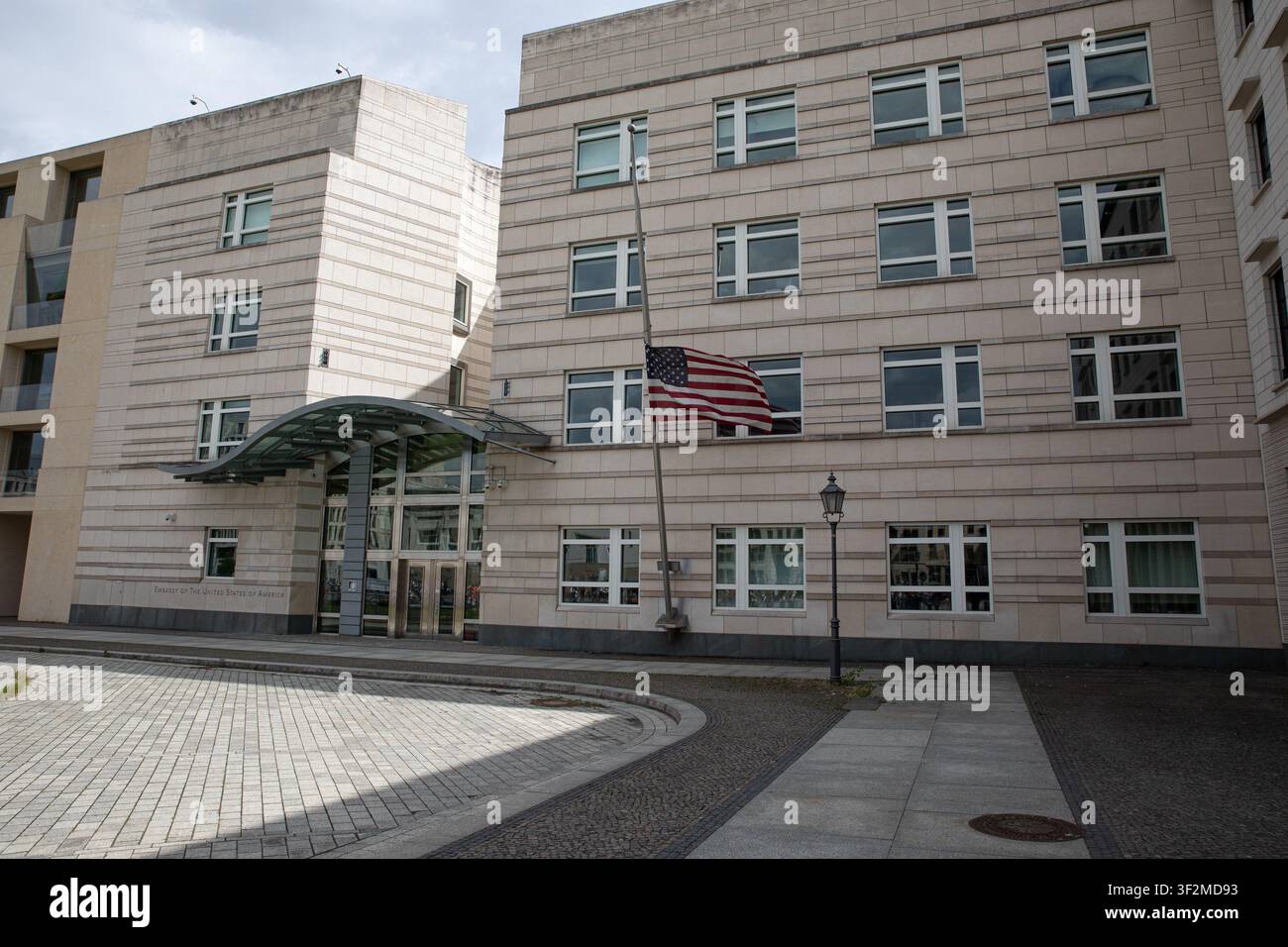 Berlino, Berlino, Germania. 19 luglio 2026. La bandiera degli Stati Uniti sventola a mezz'asta fuori dall'ambasciata degli Stati Uniti la domenica 19 luglio 2026 a Berlino, in Germania. L'ambasciata rappresenta gli Stati Uniti in Germania e si trova vicino alla Porta di Brandenburgo nella capitale tedesca. (Credito immagine: © Michael Kuenne/PRESSCOV tramite ZUMA Press Wire) USO EDITORIALE SOLO! Non per USO COMMERCIALE! Foto Stock