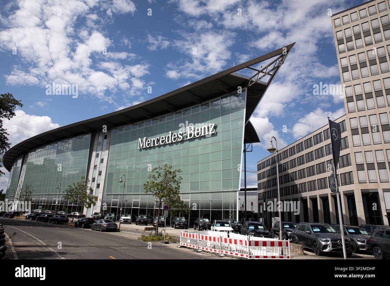 Berlin, Berlino, Germania. 19 luglio 2026. Un concessionario Mercedes-Benz è visto domenica 19 luglio 2026 a Berlino, in Germania. Mercedes-Benz è uno dei più grandi produttori di automobili della Germania, con una vasta rete di vendita al dettaglio e assistenza che serve i clienti in Germania e nei mercati internazionali. (Credito immagine: © Michael Kuenne/PRESSCOV tramite ZUMA Press Wire) USO EDITORIALE SOLO! Non per USO COMMERCIALE! Foto Stock