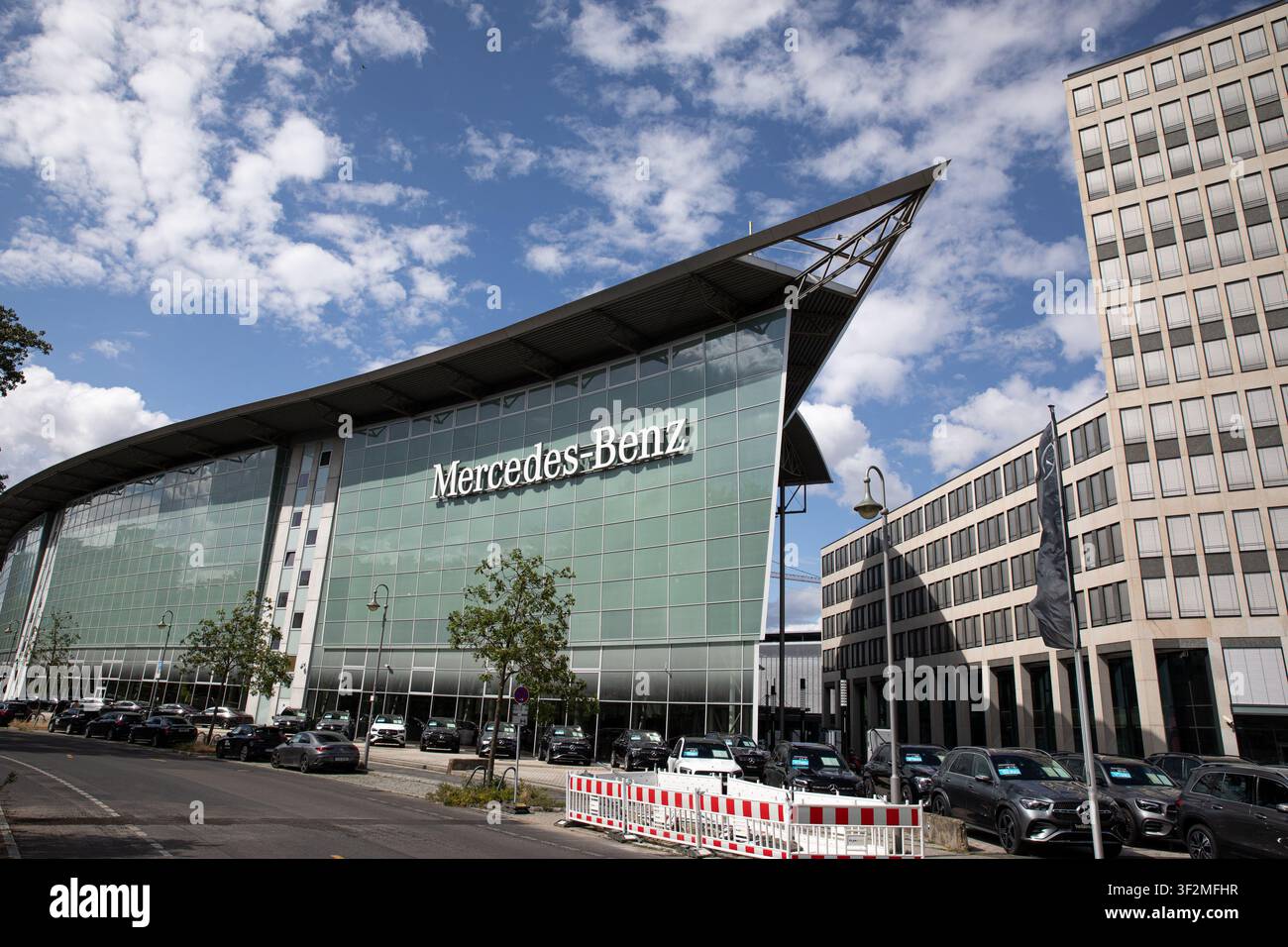 Berlino, Germania. 19 luglio 2026. Una concessionaria Mercedes-Benz è vista la domenica 19 luglio 2026 a Berlino, Germania. Mercedes-Benz è uno dei più grandi produttori automobilistici tedeschi, con una vasta rete di vendita e servizio che serve i clienti in Germania e nei mercati internazionali. (Foto di Michael Kuenne/PRESSCOV/Sipa USA) Credit: Sipa USA/Alamy Live News Foto Stock
