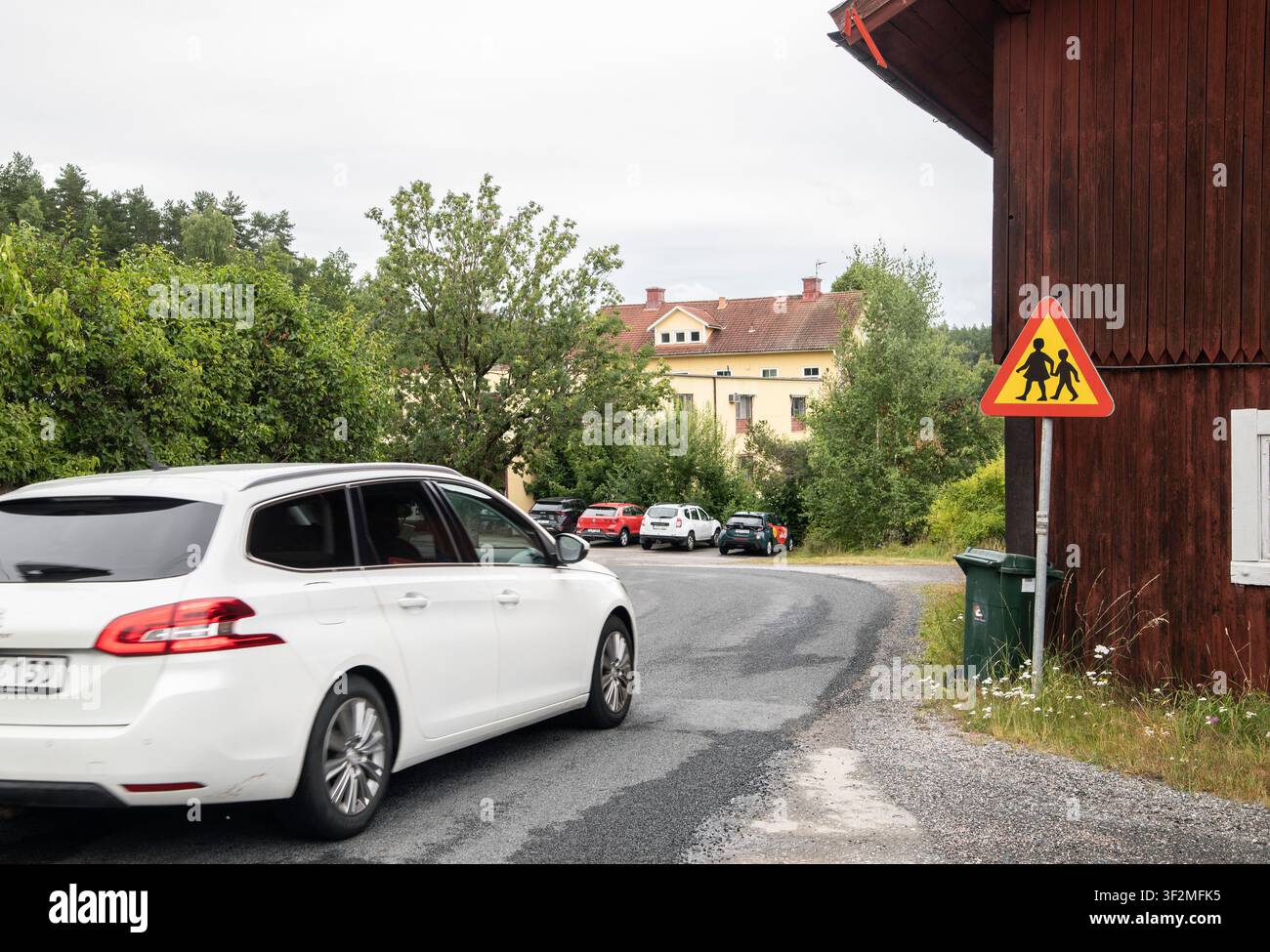 Avviso che potrebbero esserci bambini sulla strada Foto Stock