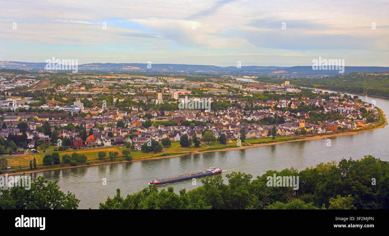 Vista dall'alto di una collina sul fiume Reno e sulla città di Coblenza Foto Stock