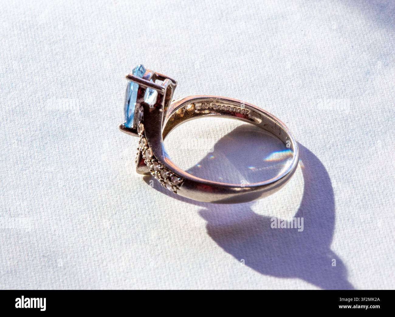 Anello cocktail vintage in argento sterling con pietra blu. Foto Stock