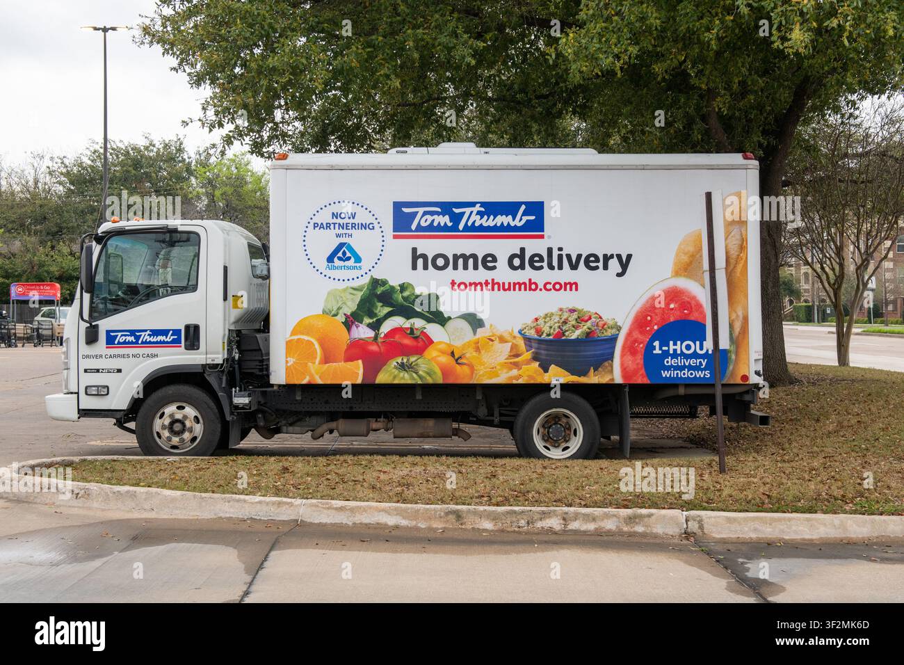 Camioncino di consegna a domicilio Tom Thumb parcheggiato a Dallas, Texas, che pubblicizza un servizio di consegna della spesa online. Foto Stock