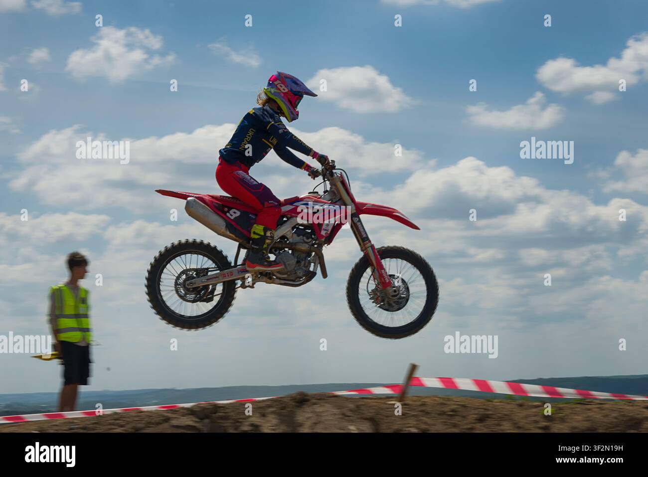 Leopoli, Ucraina - 24 maggio 2026: Un pilota non identificato su una moto Honda supera la pista della Motocross Cup Ucraina sulla pista di Vshenberg Foto Stock