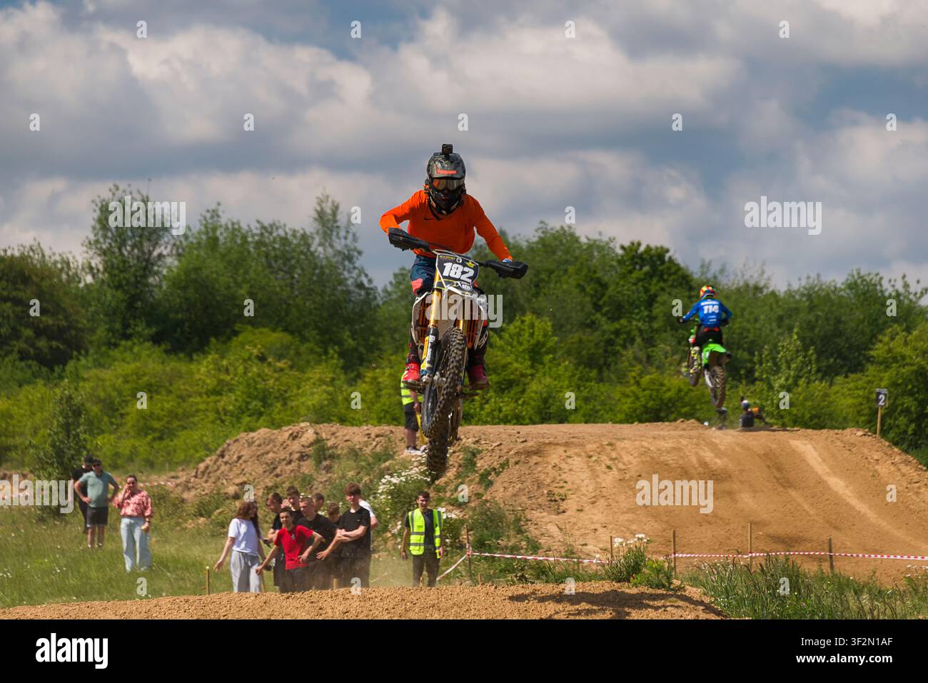 Leopoli, Ucraina - 24 maggio 2026: Un pilota non identificato su una motocicletta KTM supera la pista della Coppa Ucraina di Motocross sulla pista di Vshenberg nelle vicinanze Foto Stock