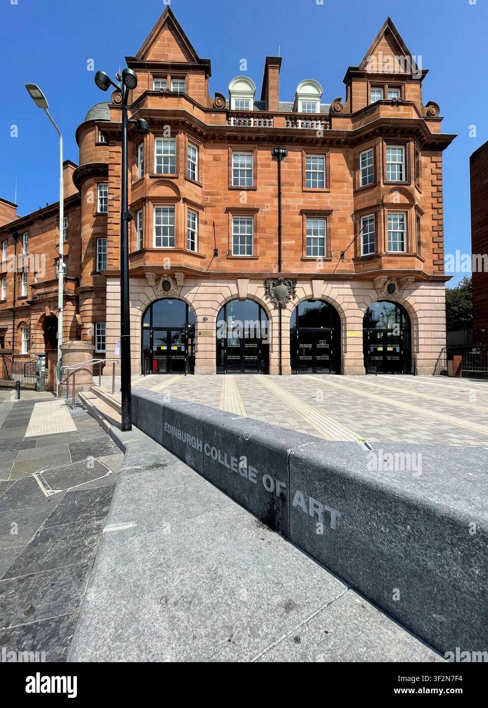 La nuova estensione dell'Edinburgh College of Art a Lauriston Place, un tempo una caserma dei vigili del fuoco costruita appositamente nel 1901, Edimburgo Scozia Foto Stock