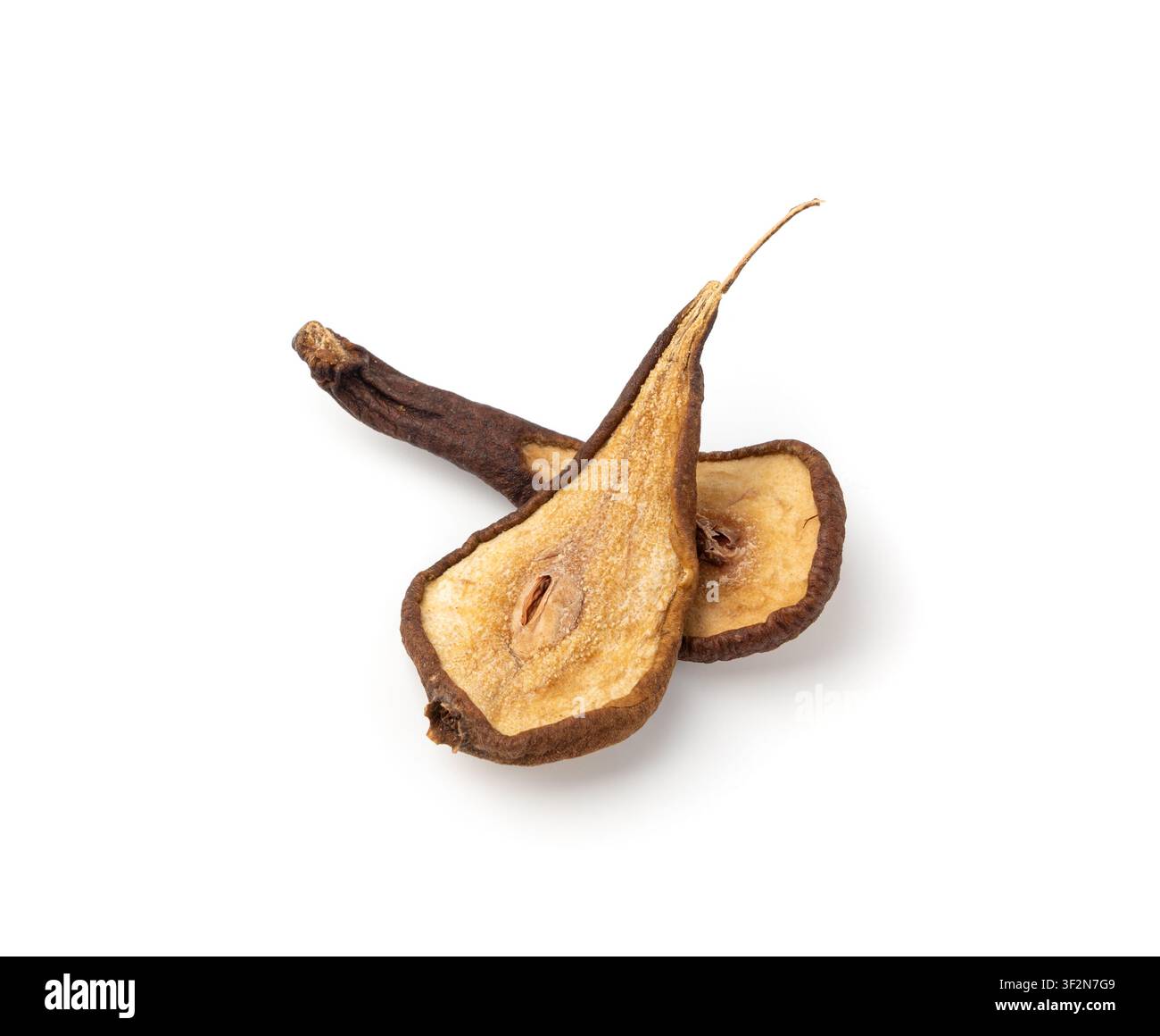 Fette di pera secche isolate. Chips di mela essiccati, spuntino di frutta sano vista dall'alto, anelli gourmet disidratati, chips di pera dolci snocciolate croccanti su sfondo bianco Foto Stock